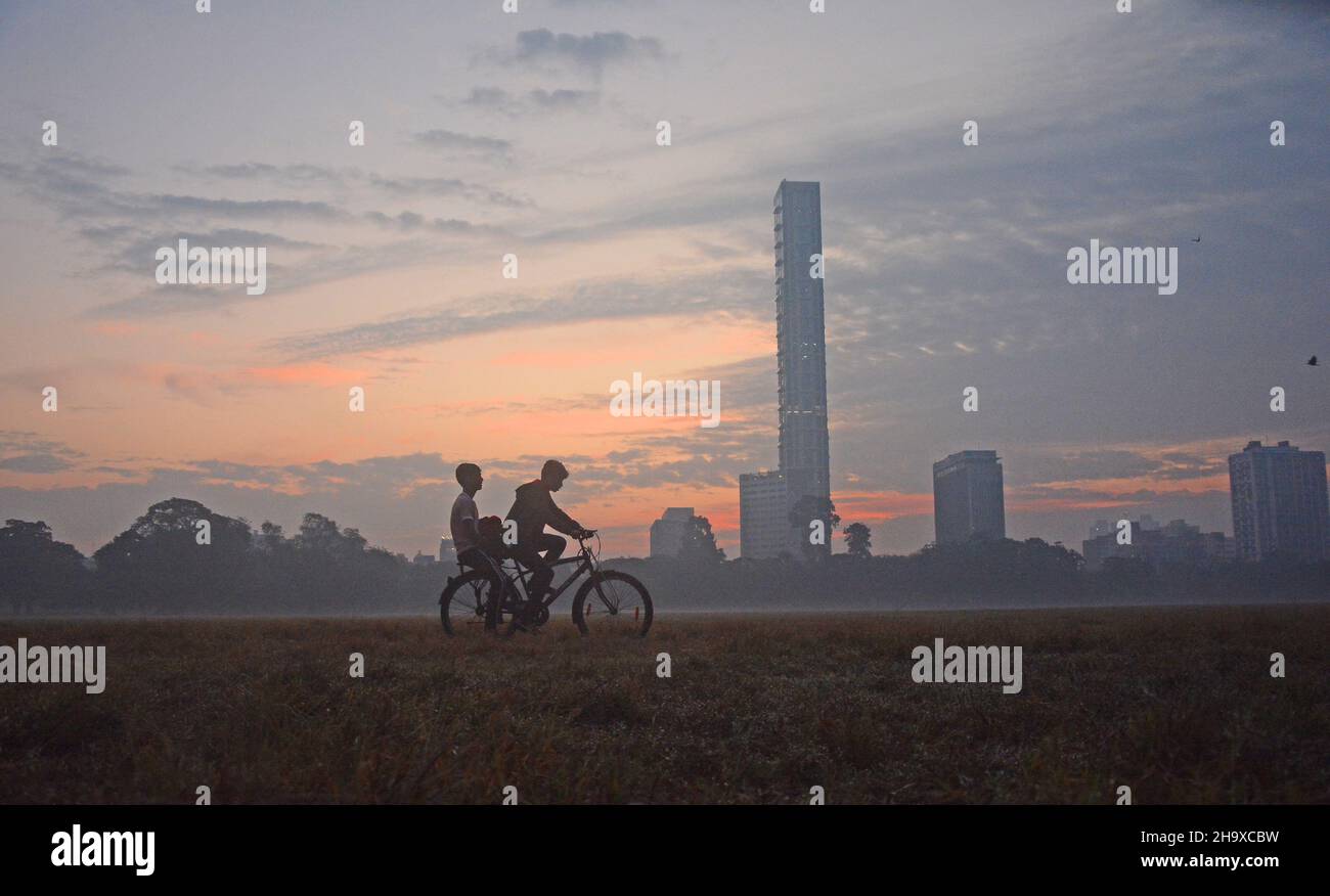 Kalkutta, Westbengalen, Indien. 9th Dez 2021. Am Morgen kommen die Leute zum Sport auf das Gelände. Heute war es neblig. Es fühlte sich um 5:30 UHR kalt an. Im Hintergrund des Bildes hieß das Gebäude 42. Der Bau des Gebäudes wurde im Jahr 2019 gekrönt und war damit das höchste Gebäude des Landes zu dieser Zeit. (Bild: © Pacific Press via ZUMA Press Wire) Stockfoto