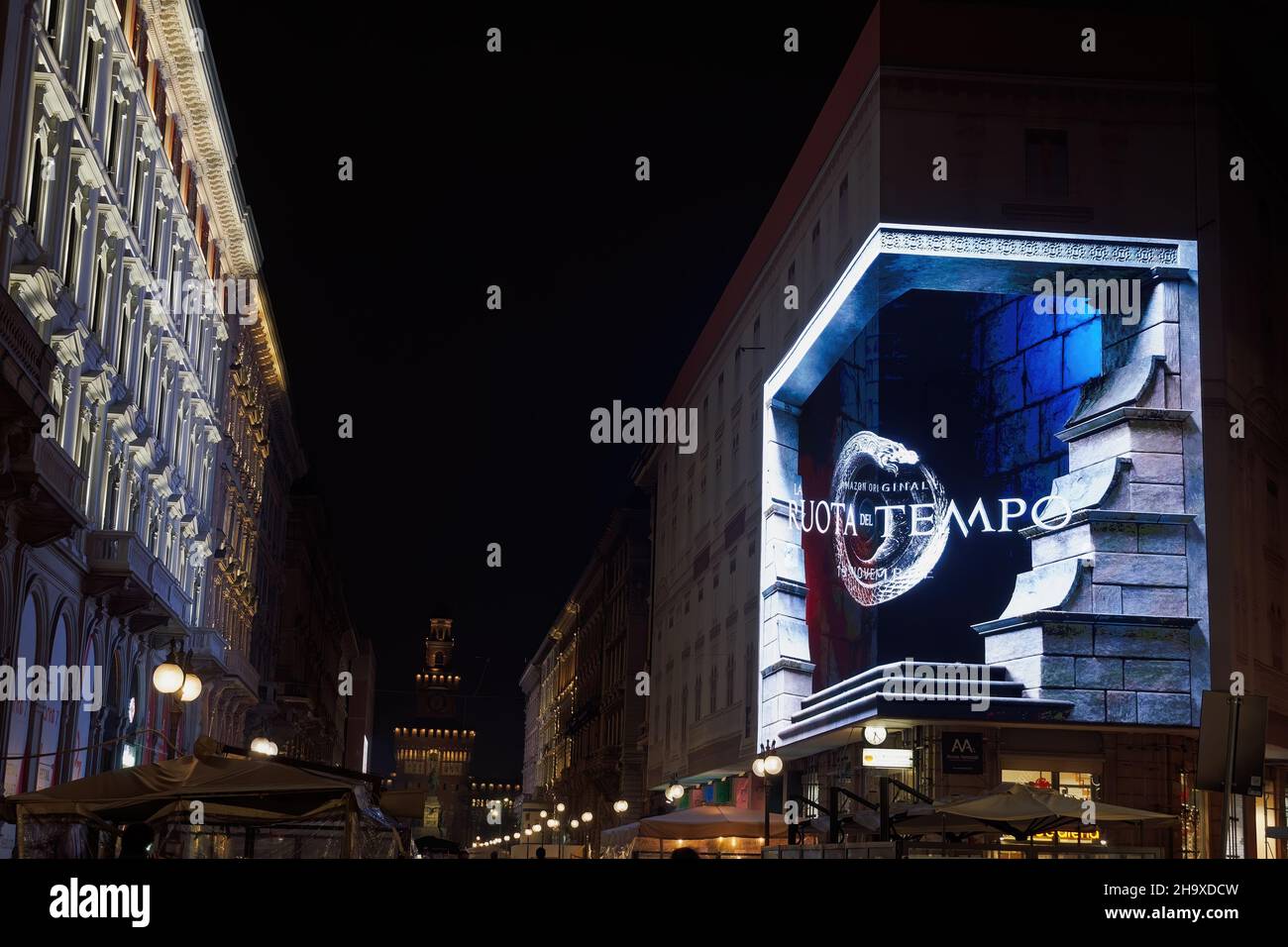 Mailand, Italien - 17 2021. November: Die Wheel of Time-Serie Plakatwand öffentliche Ausstellung. Nachtansicht einer digitalen Eckplatine, die eine Amazon Prime Video-Serie Werbung mit Titel in italienischer Sprache darstellt. Stockfoto