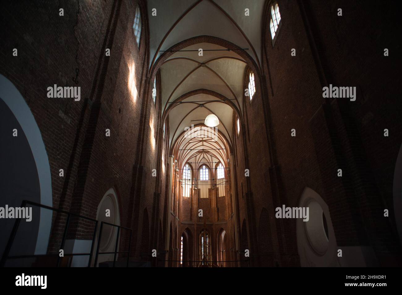 Die St. Peter Kirche ist eine lutherische Kirche in Riga, der Hauptstadt Lettlands, die dem Heiligen Petrus geweiht ist. Netzbogen des Hauptschiffes und Kreuzbogen des Seitenschiffs Stockfoto