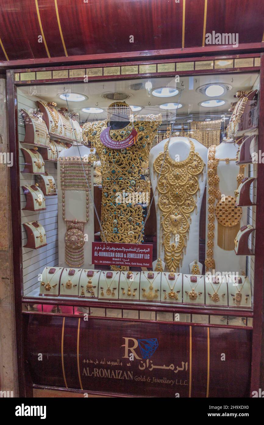 DUBAI, VAE - 19. JANUAR 2018: Juweliergeschäft im Deira Gold Souk in Dubai, VAE Stockfoto