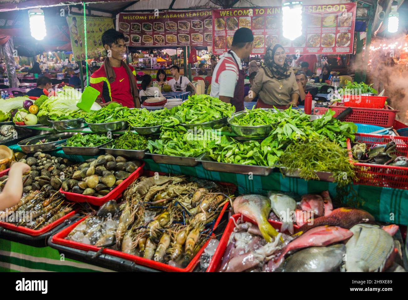 KOTA KINABALU, MALAYSIA - 24. FEBRUAR 2018: Meeresfrüchte-Restaurant auf dem Nachtmarkt in Kota Kinabalu, Sabah, Malaysia Stockfoto