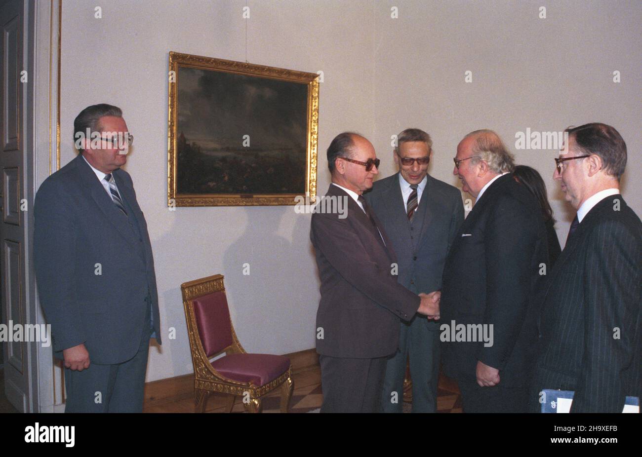 Warszawa 29.10.1987. Przewodnicz¹cy Rady Pañstwa PRL Wojciech Jaruzelski (2L) przyj¹³ w Belwederze prezydenta Senatu Republiki W³oskiej Giovanniego Spadoliniego (4L), przebywaj¹cego w Polsce na zaproszenie marsza³ka Sejmu PRL Romana Malinowskiego (L). W rozmowach uczestniczy³ ambasador Republiki W³oskiej w Polsce Paolo Galli (P). uu PAP/Tadeusz ZagoŸdziñski Warszawa 29. Oktober 1987. Der Vorsitzende des Staatsrats der Polnischen Volksrepublik (PRL) Wojciech Jaruzelski (2nd links) empfängt im Schloss Belvedere den Präsidenten der Italienischen Republik, den Senat Giovanni Spadolini (4th links), und zahlt einen Stockfoto