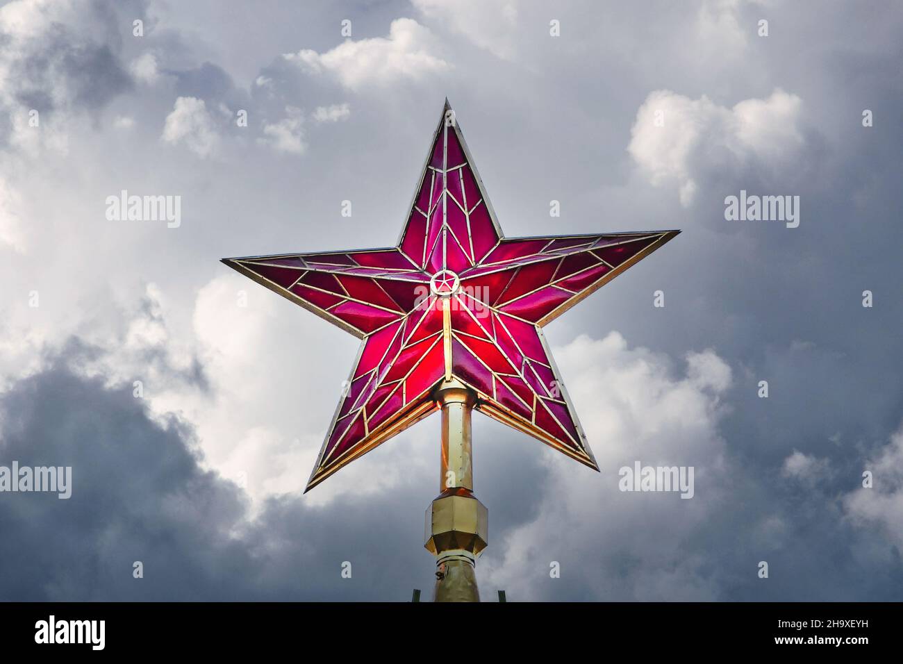 Der Moskauer Kreml hat einen roten ruinroten Stern am dunklen, stürmischen Himmel Stockfoto