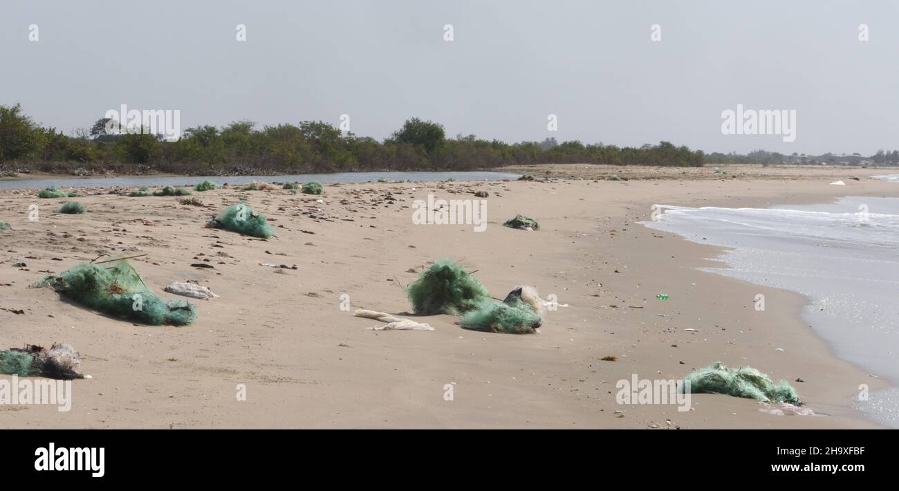 Plastikmüll, der Großteil davon weggeworfen oder verlorenes Fanggerät, liegt am Strand der Atlantikküste. . Kartong, Republik Gambia Stockfoto