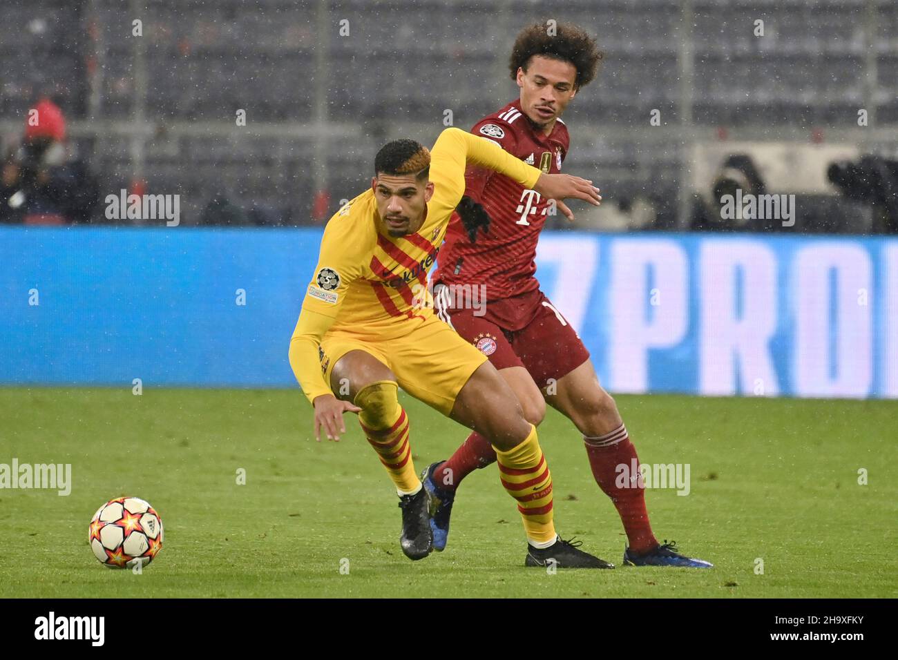 München, Deutschland. 08th Dez 2021. Leroy SANE (FC Bayern München), Action, Duelle gegen Ronald ARAUJO (FC Barcelona). Soccer Champions League Group E/FC Bayern München - FC Barcelona 3-0 am 8th. Dezember 2021, ALLIANZAREN A. Quelle: dpa/Alamy Live News Stockfoto