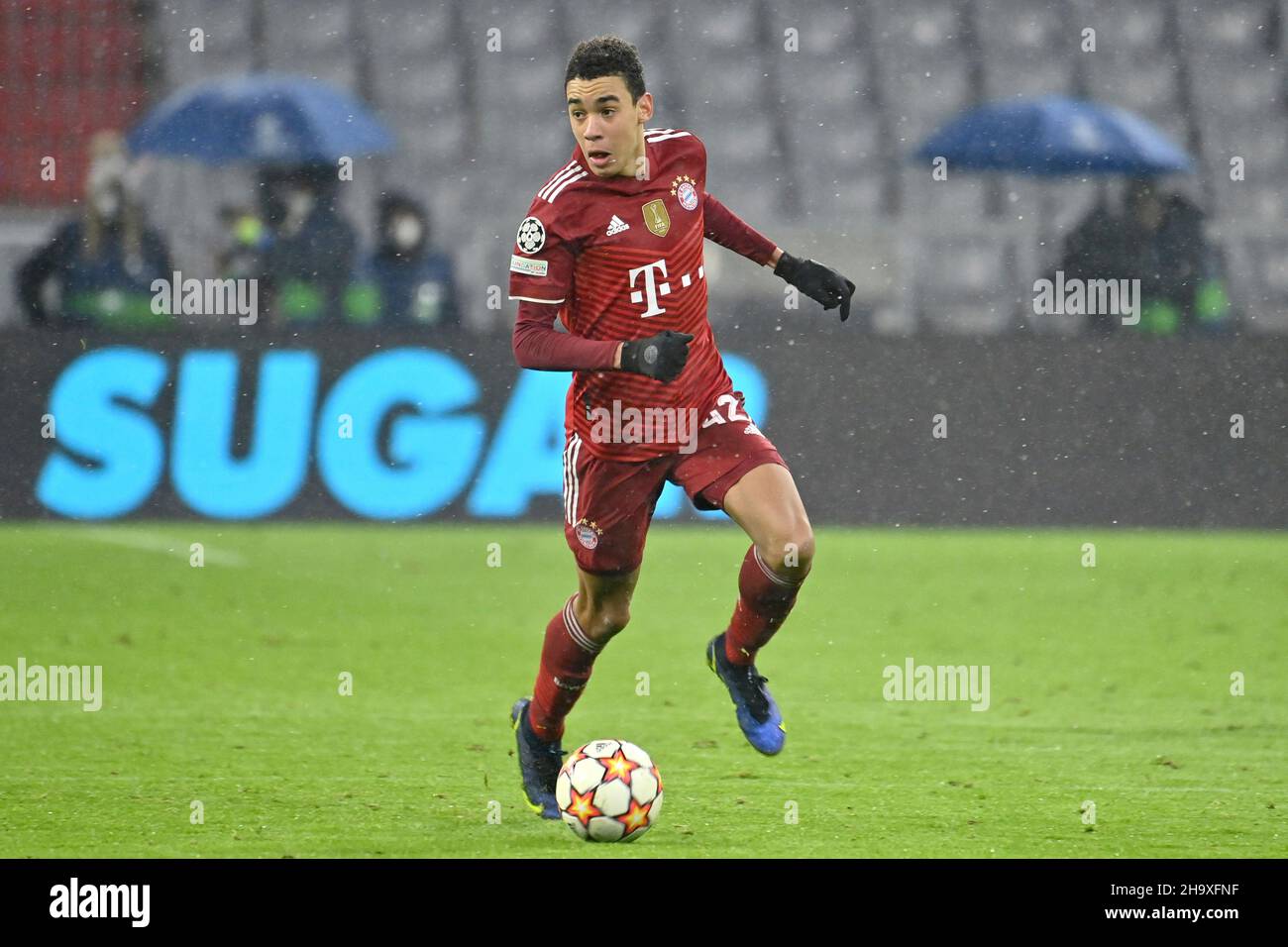 München, Deutschland. 08th Dez 2021. Jamal MUSIALA (FC Bayern München), Aktion, Einzelaktion, Einzelbild, Ausschnitt, Ganzkörperaufnahme, Ganzfigur, Fußball Champions League Gruppe E/FC Bayern München - FC Barcelona 3-0 am 8th. Dezember 2021, ALLIANZAREN A. Quelle: dpa/Alamy Live News Stockfoto