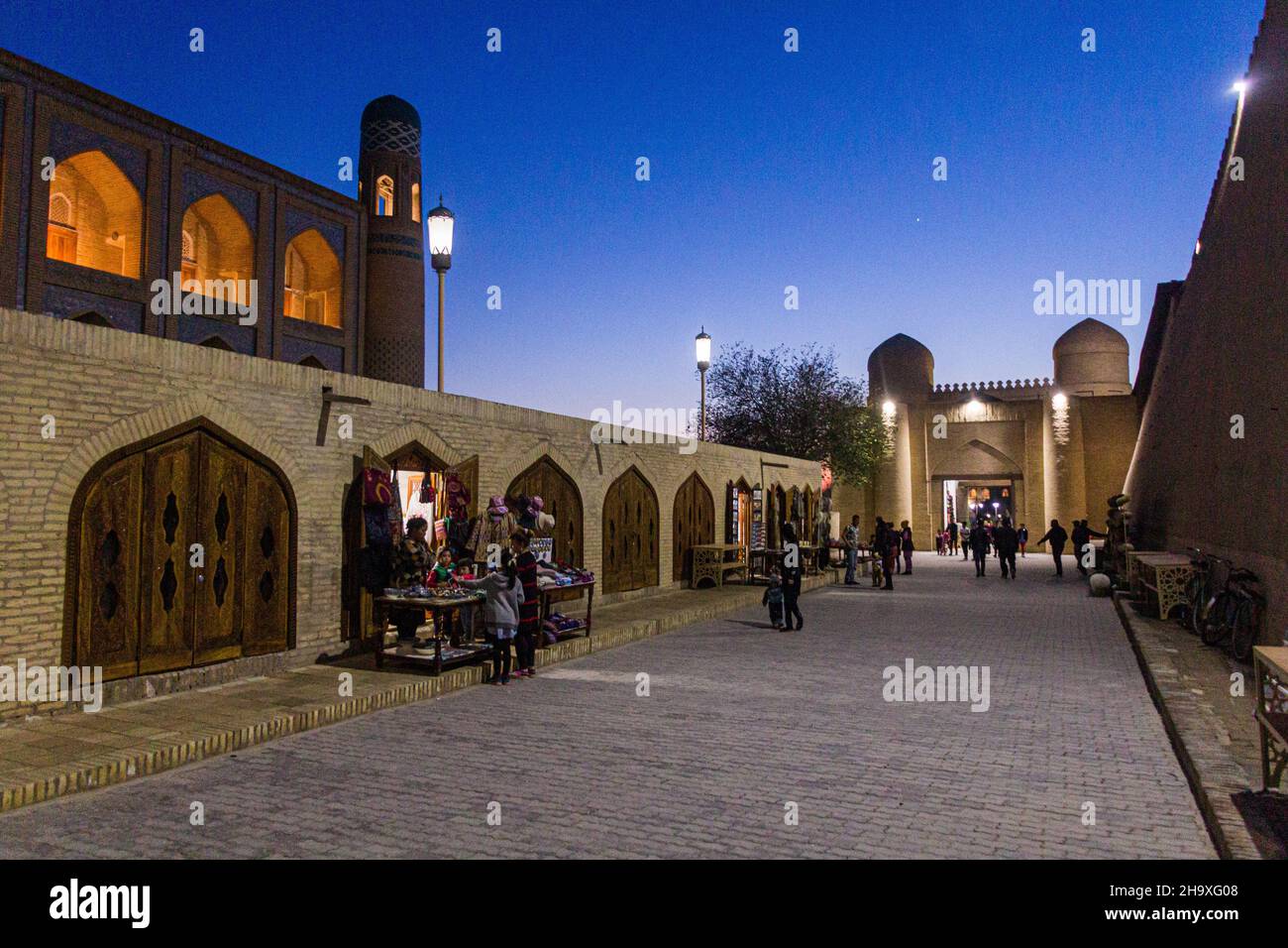 CHIWA, USBEKISTAN - 25. APRIL 2018: Straßenmarkt in der Nähe des Westtors der Altstadt von Chiwa, Usbekistan. Stockfoto