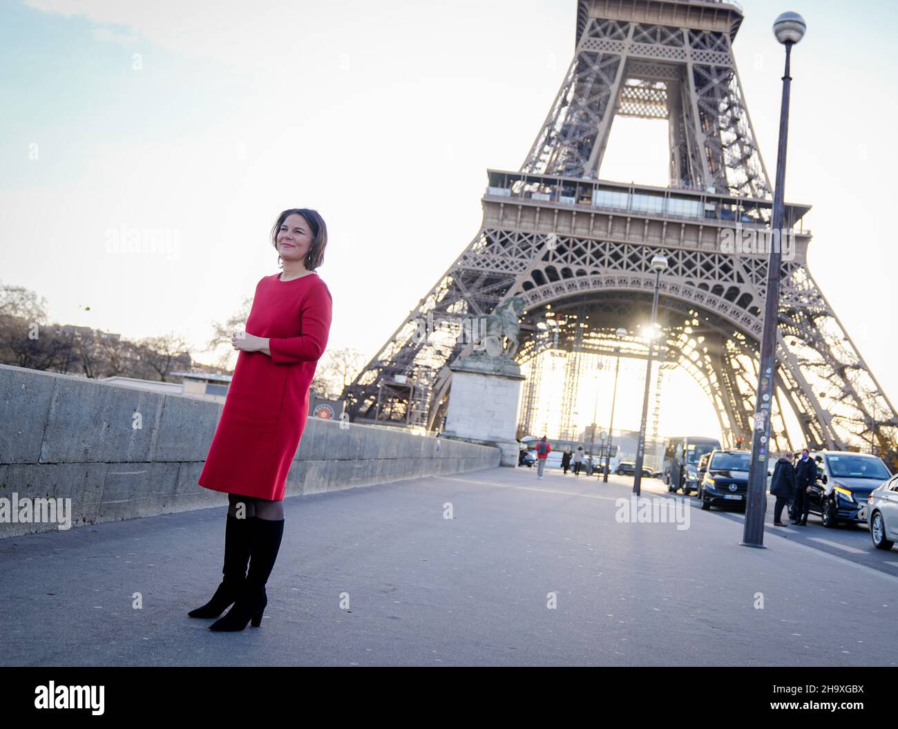 Paris, Frankreich. 09th Dez 2021. Annalena Baerbock, Außenministerin und Bundesführerin von Bündnis 90/die Grünen, steht nach einem Treffen mit ihrem französischen Amtskollegen vor dem Eiffelturm. Bis Freitag besucht der Außenminister Brüssel und Warschau zu politischen Gesprächen zusätzlich zur französischen Hauptstadt. Quelle: Kay Nietfeld/dpa/Alamy Live News Stockfoto