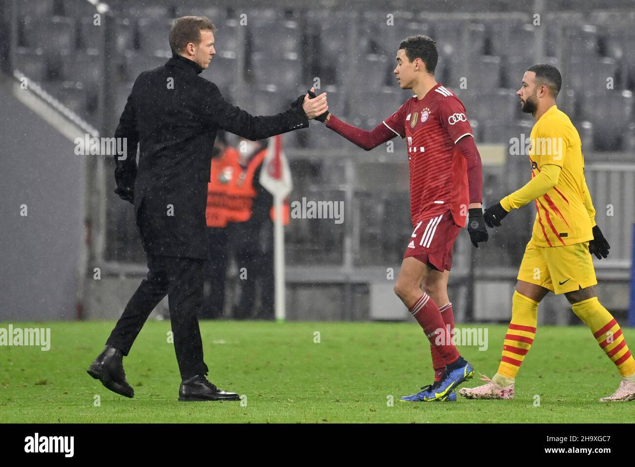 Trainer Julian NAGELSMANN (FC Bayern München) mit Jamal MUSIALA (FC Bayern München) nach Spielende, Soccer Champions League Group E/FC Bayern München - FC Barcelona 3-0 am 8th. Dezember 2021, ALLIANZAREN A. Stockfoto