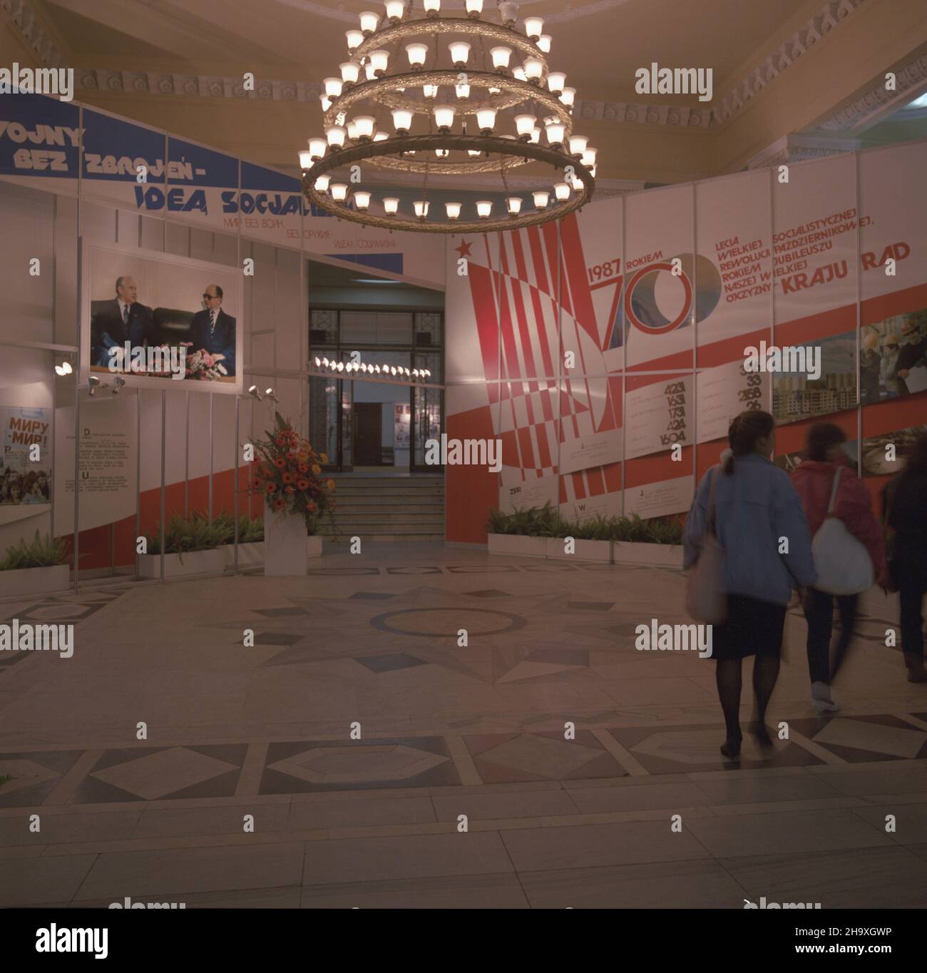 Warszawa 10,1987. Wystawa Osi¹gniêæ Nauki i Techniki Radzieckiej w Pa³acu Kultury i Nauki czynna w okresie 28,09. - 12.10.1987. uu PAP/Tomasz Pra¿mowski Dok³adny dzieñ wydarzenia nieustalony. Warschau, Oktober 1987. Die Ausstellung der Errungenschaften der sowjetischen Wissenschaft und Technologie im Palast der Kultur und Wissenschaft vom 28. September bis 12. Oktober 1987. uu PAP/Tomasz Prazmowski Veranstaltungstag unbekannt Stockfoto