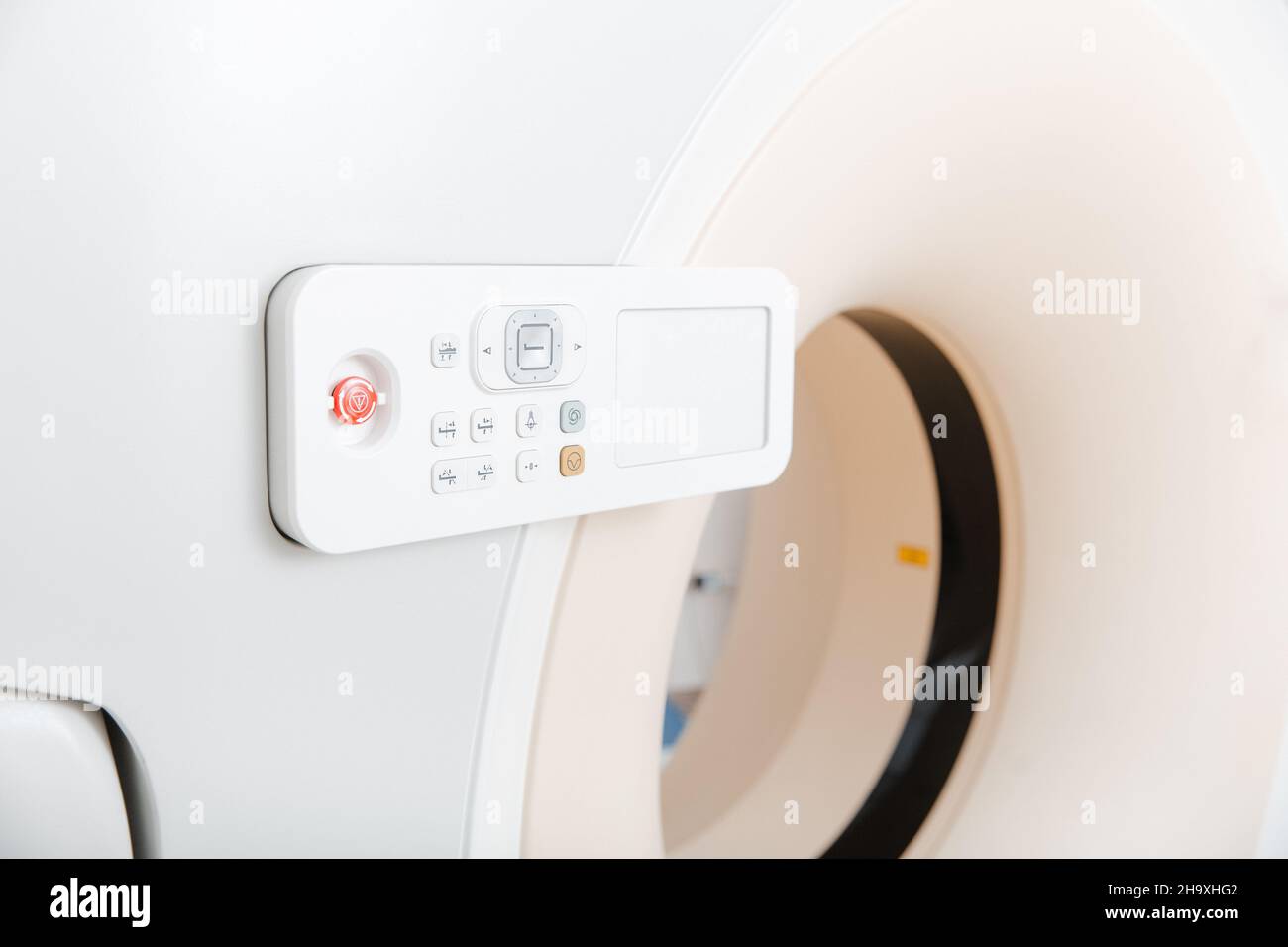 Medizinischer CT- oder MRI-Scan im modernen Krankenhauslabor. Innenansicht der Radiographie-Abteilung. Technologisch fortschrittliche Ausstattung im weißen Raum Stockfoto
