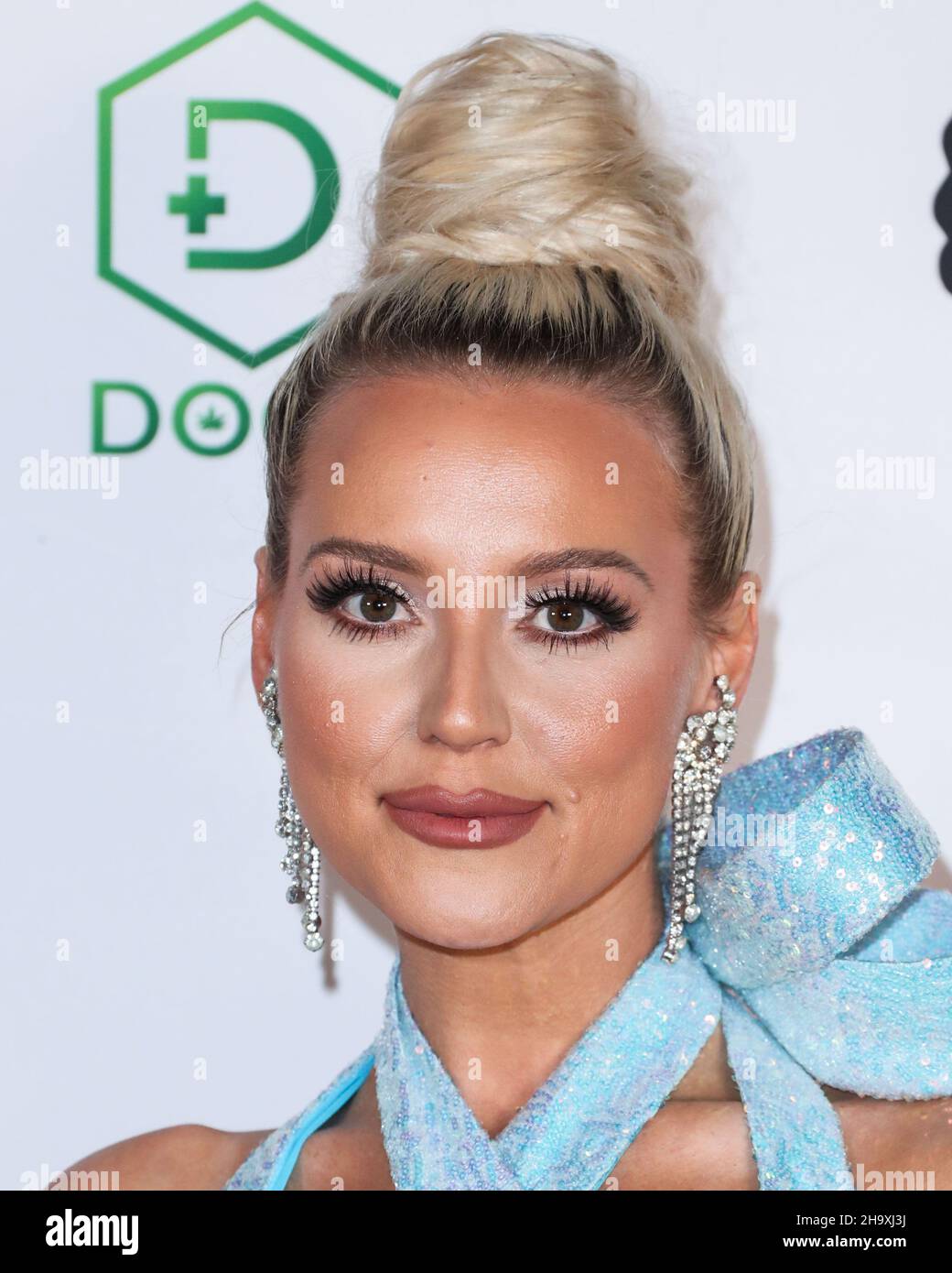 HOLLYWOOD, LOS ANGELES, KALIFORNIEN, USA – 08. DEZEMBER: Die Sängerin Katie Welch kommt bei Katie Welch und Jordan Kukers jährlichem Winter Wonderland Toys for Tots Charity Event 8th, präsentiert von SIKI.io, DOGG Coin, Candy Pop und Cookie Pop und Tito's Vodka, das am 8. Dezember 2021 in Yamashiro Hollywood, Los Angeles, Kalifornien, USA, stattfand. (Foto von Xavier Collin/Image Press Agency) Stockfoto