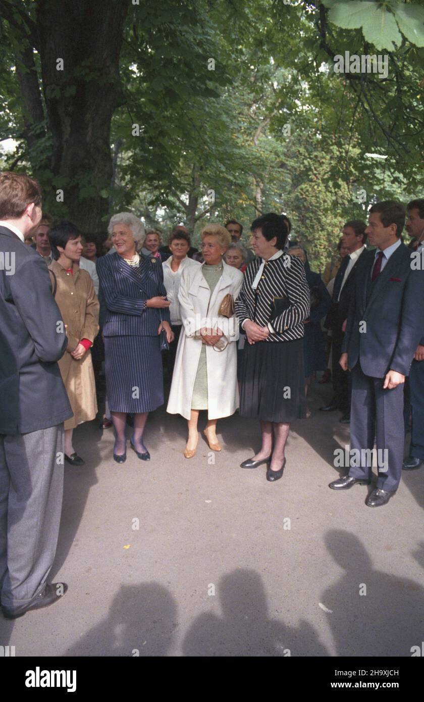 ¯elazowa Wola 27.09.1987. Wizyta wiceprezydenta Stanów Zjednoczonych Georga Busha wraz z ma³¿onk¹ Barbar¹ w Polsce. Nz. Barbara Bush (2L) w towarzystwie m.in.: Barbary Jaruzelskiej (C) i Wandy Barcikowskiej (4P) zwiedzi³a zabytkowy dworek, w którym urodzi³ siê Fryderyk Chopin i wys³ucha³a koncertu w wykonaniu Janusza Olejniczaka. uu PAP/Maciej Musia³ Zelazowa Wola, 27. September 1987. DER US-Vizevorsitzende George Bush und seine Frau Barbara besuchen Polen auf Einladung des Staatsrates und der Regierung der Polnischen Volksrepublik. Im Bild: Barbara Bush (2L) mit Barbara Jaruzelska Stockfoto