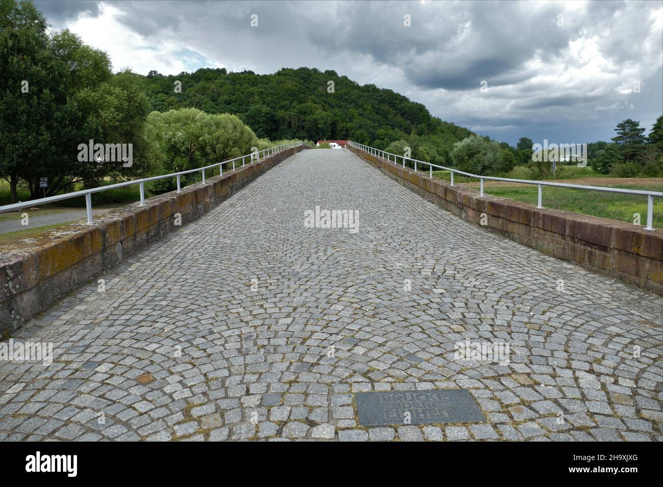Kopfsteinpflasterstraße Auf Der Werra-Brücke In Vacha / Thüringen Stockfoto
