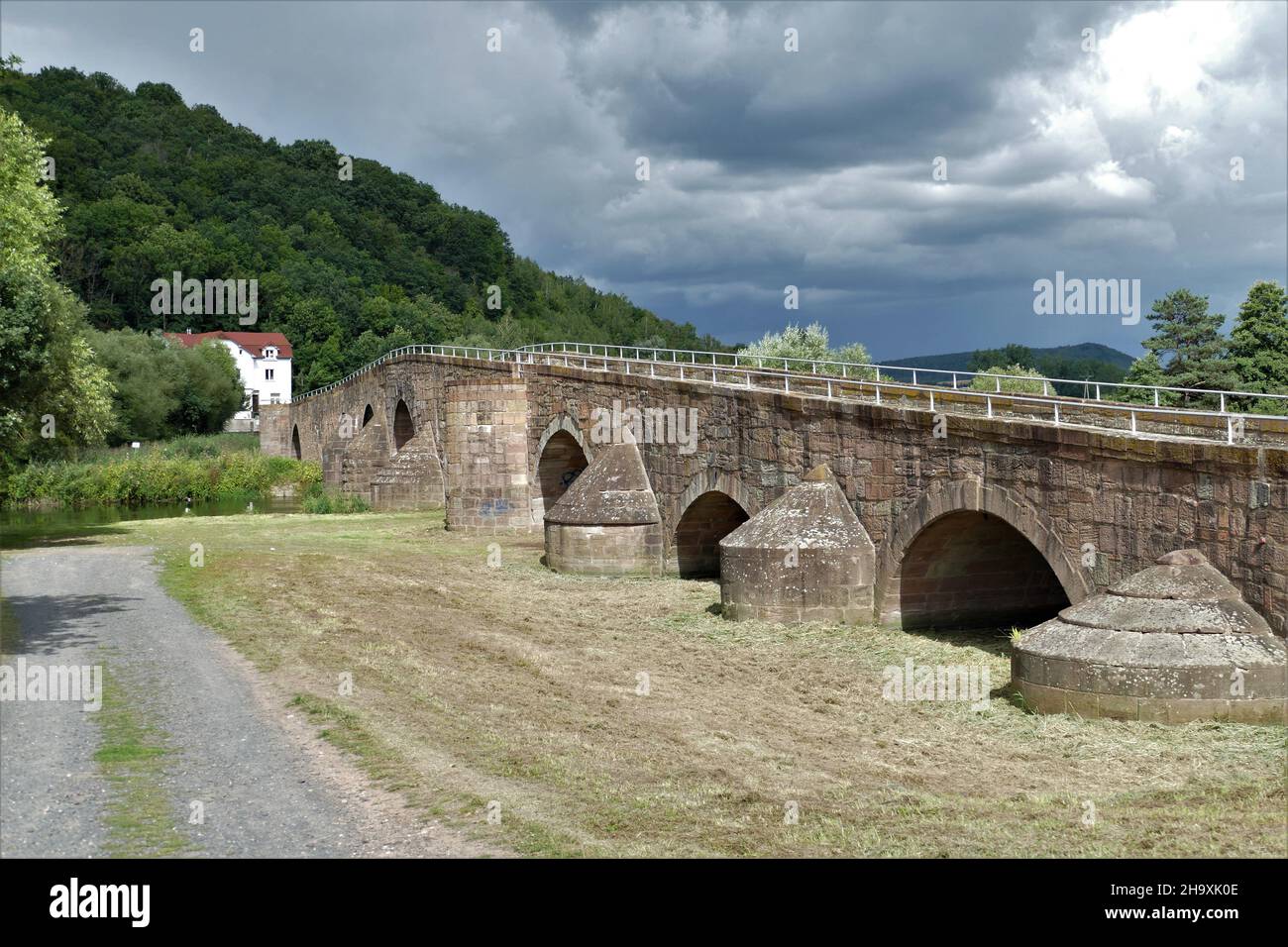 Werra-Brücke Mit Wiese Und Wenig Weg Bei Vacha / Thüringen Stockfoto