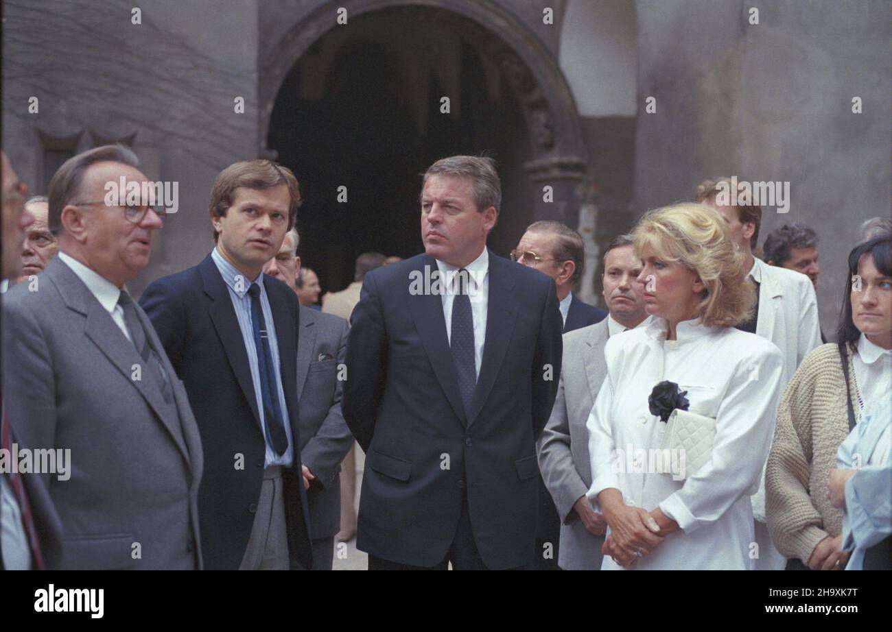 Kraków 23.09.1987. Wizyta kanclerza föderalnego Republiki Austrii Franza Vranitzky'Ego w Polsce. Zwiedzanie Zamku Królewskiego na Wawelu. NZ. m.in. Franz Vranitzky (C) z ¿on¹ Christine (2P), prezydent miasta Krakowa Tadeusz Salwa (3P), t³umacz Andrzej Szynka (2L), na dziedziñcu zamku. uu PAP/Jerzy Ochoñski Krakau, 23. September 1987. Der Bundeskanzler der Republik Österreich Franz Vranitzky in Polen. Besuch des Wawel Royal Castle. Im Bild: Franz Vranitzky (Mitte) mit Frau Christine (2nd rechts), dem Bürgermeister von Krakau Tadeusz Salwa (3rd rechts), dem Dolmetscher Andrzej Szynka (2nd links) Stockfoto