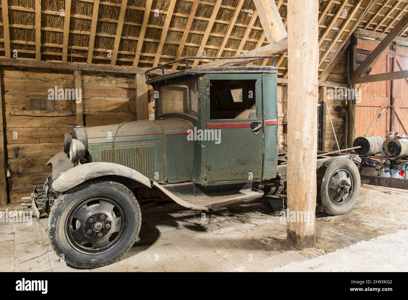 Altes staubigtes Ford-Pick-up-Modell A in einer Scheune in der Provinz Zeeland, Niederlande, Europa gefunden. Stockfoto Altes staubigtes Ford-Pick-up-Modell A in einer Scheune in der Provinz Zeeland, Niederlande, Europa gefunden. Stockfoto