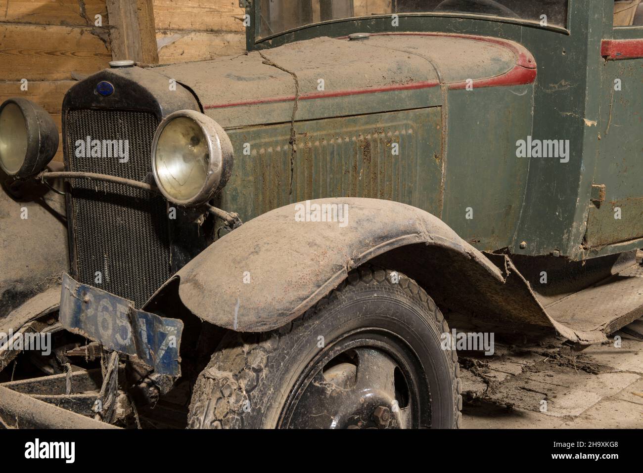 Altes staubigtes Ford-Pick-up-Modell A in einer Scheune in der Provinz Zeeland, Niederlande, Europa gefunden. Stockfoto Altes staubigtes Ford-Pick-up-Modell A in einer Scheune in der Provinz Zeeland, Niederlande, Europa gefunden. Stockfoto