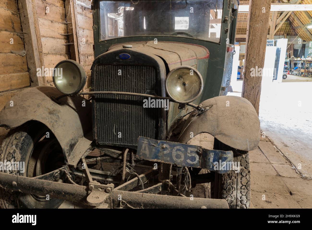 Altes staubigtes Ford-Pick-up-Modell A in einer Scheune in der Provinz Zeeland, Niederlande, Europa gefunden. Stockfoto Altes staubigtes Ford-Pick-up-Modell A in einer Scheune in der Provinz Zeeland, Niederlande, Europa gefunden. Stockfoto