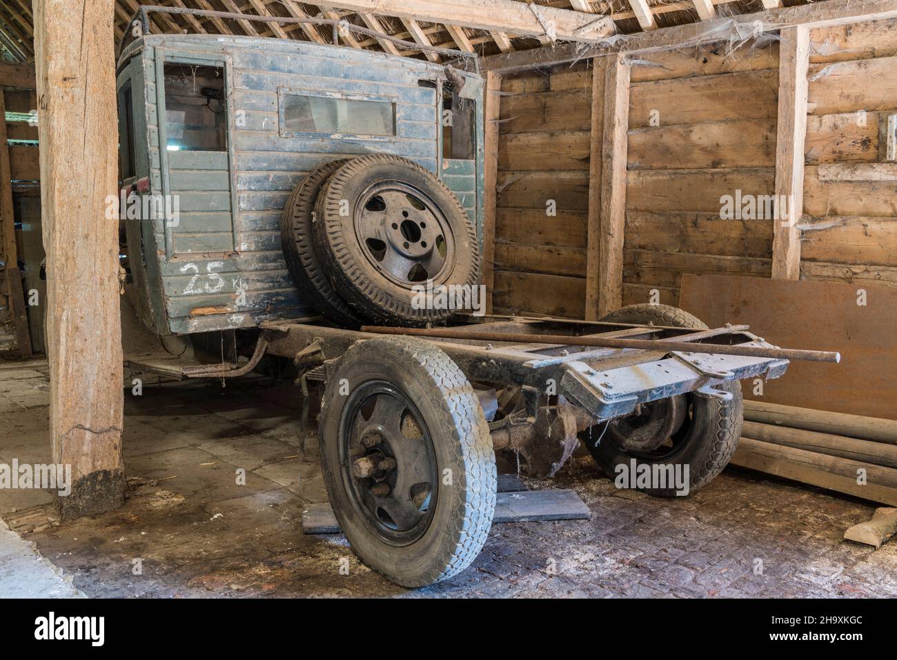 Altes staubigtes Ford-Pick-up-Modell A in einer Scheune in der Provinz Zeeland, Niederlande, Europa gefunden. Stockfoto Altes staubigtes Ford-Pick-up-Modell A in einer Scheune in der Provinz Zeeland, Niederlande, Europa gefunden. Stockfoto