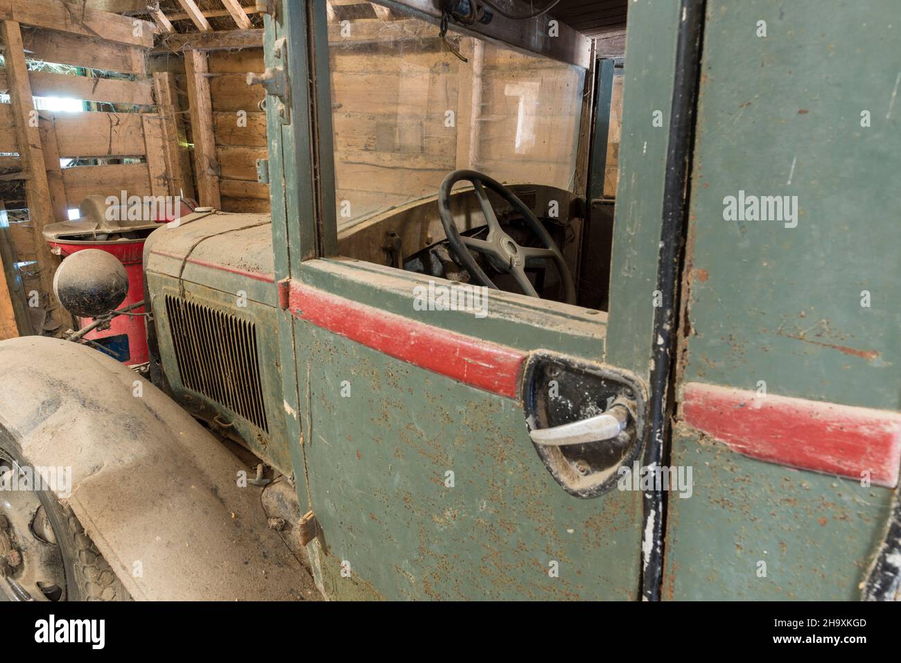 Altes staubigtes Ford-Pick-up-Modell A in einer Scheune in der Provinz Zeeland, Niederlande, Europa gefunden. Stockfoto Altes staubigtes Ford-Pick-up-Modell A in einer Scheune in der Provinz Zeeland, Niederlande, Europa gefunden. Stockfoto