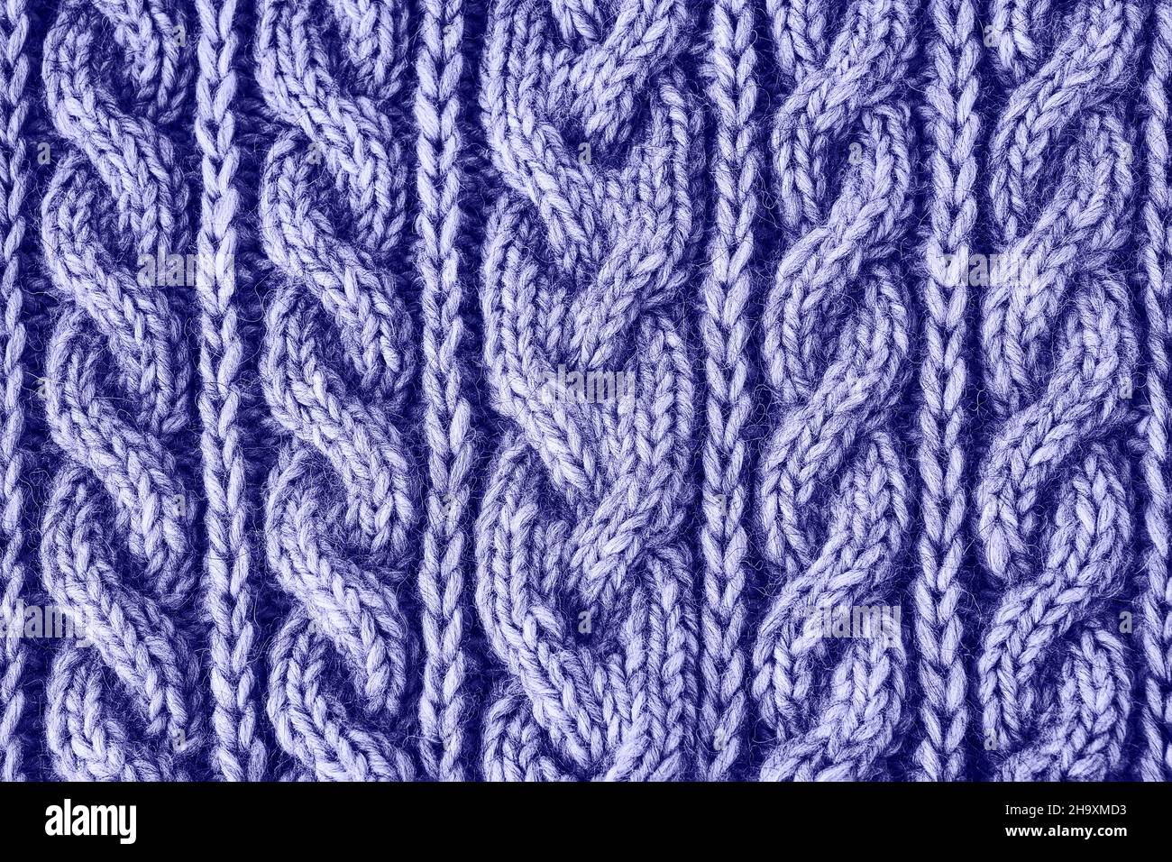 Sehr perifarbene Strickstruktur. Handgefertigte Strickmode. Strukturierter Hintergrund. Farbe des Jahres 2022 Stockfoto