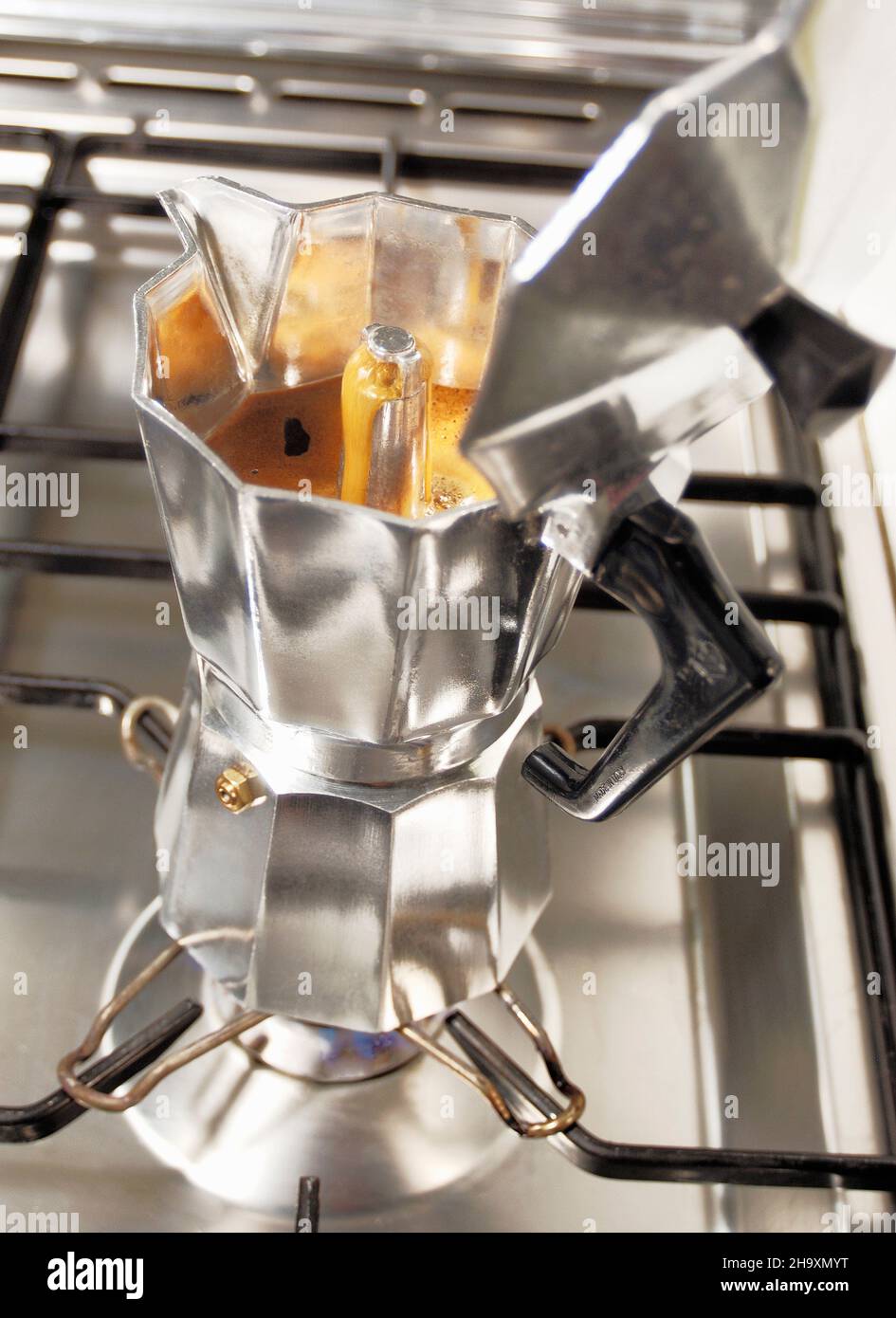 Kaffee wird in einer Espressokanne zubereitet Stockfoto