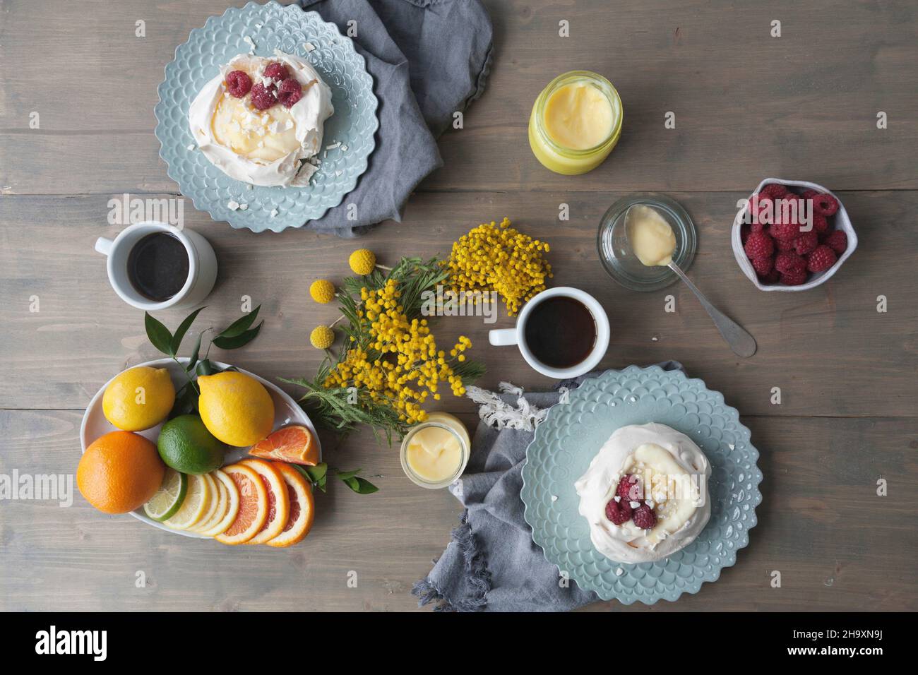 Baiser Nester mit Lemon Quark, Zitrusfrüchte und Himbeeren Stockfoto