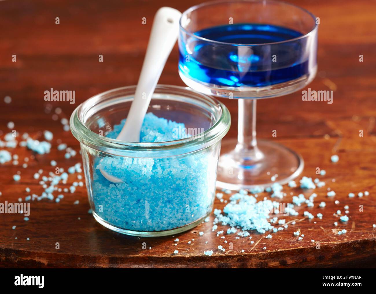Hausgemachter blauer Zucker mit blauem Curacao-Sirup Stockfoto