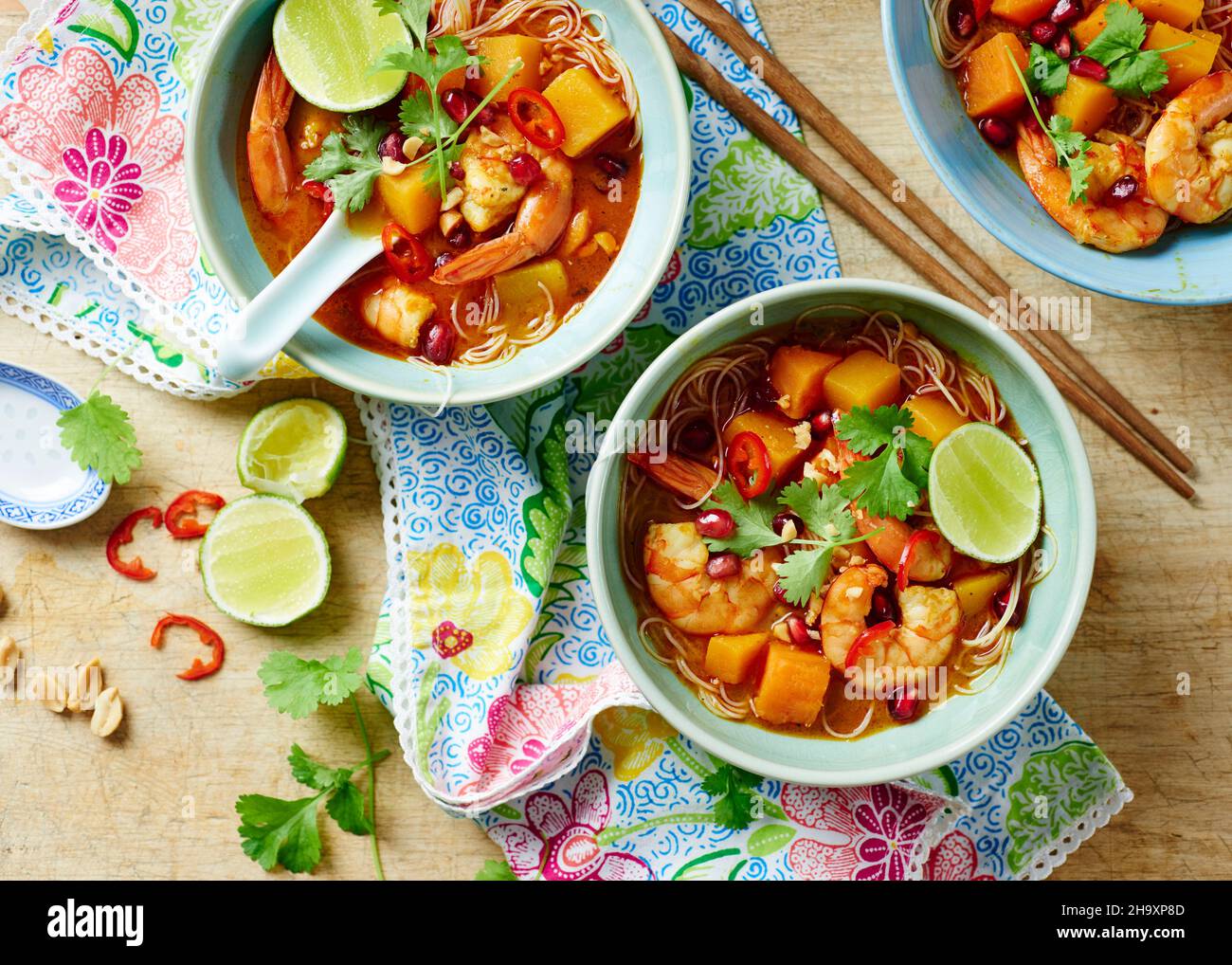 Drei Portionen Laksa-Suppe mit Garnelen Stockfoto