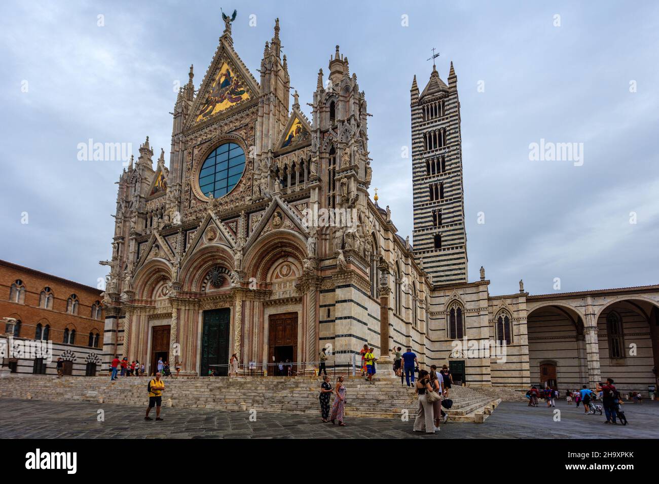 Die gotische Kathedrale der Heiligen Maria von der Himmelfahrt, eine römisch-katholische Kirche in Siena. Italien Stockfoto