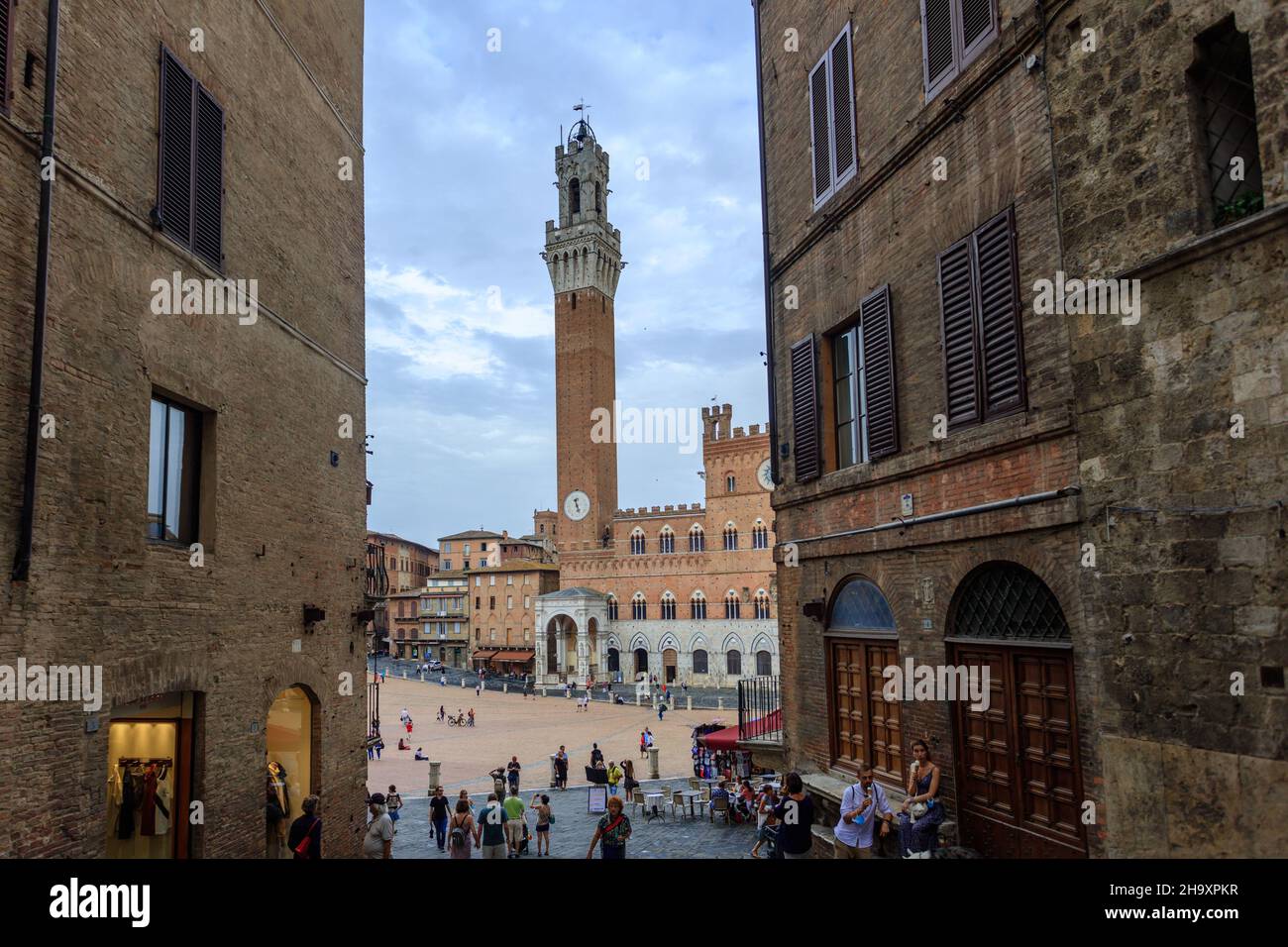 Campo Platz in Siena. Im Sommer findet hier ein Pferderennen namens Palio di Siena statt. Die Ursprünge der Rasse sind mittelalterlich. Stockfoto