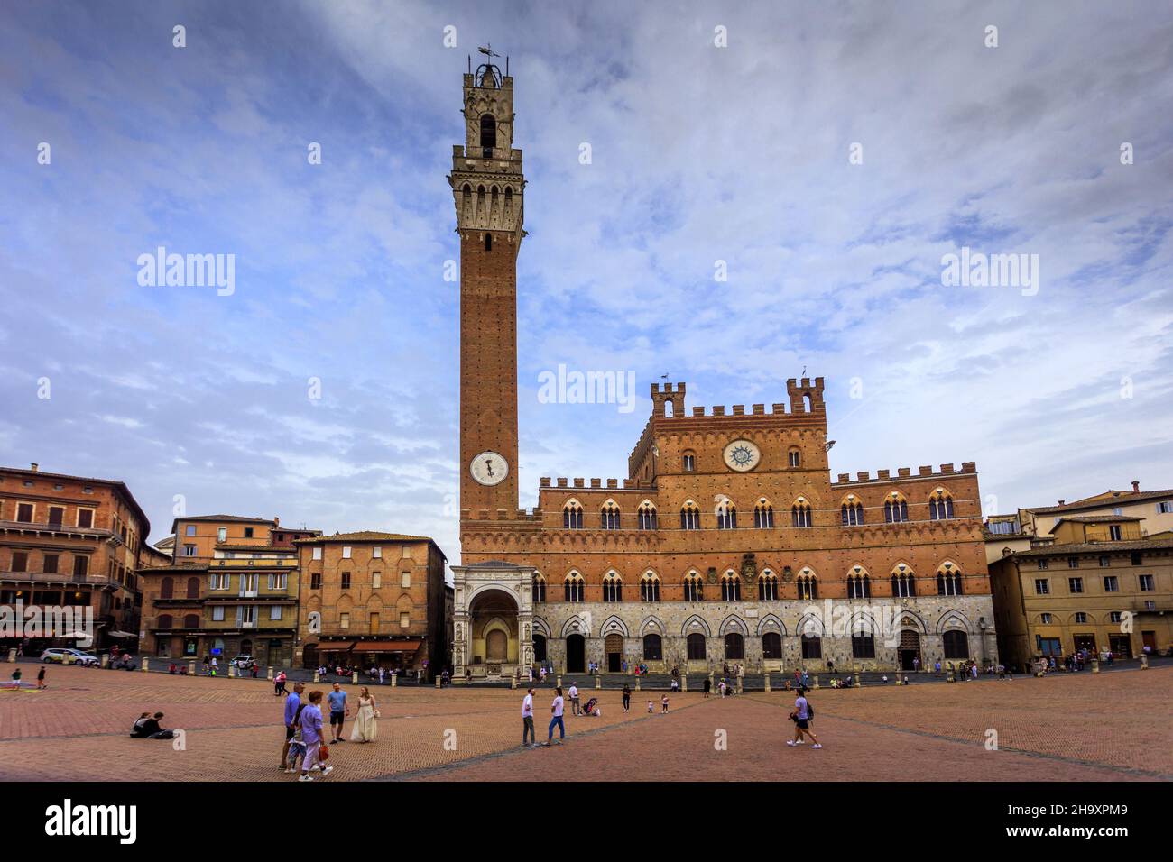 Campo Platz in Siena. Im Sommer findet hier ein Pferderennen namens Palio di Siena statt. Die Ursprünge der Rasse sind mittelalterlich. Stockfoto