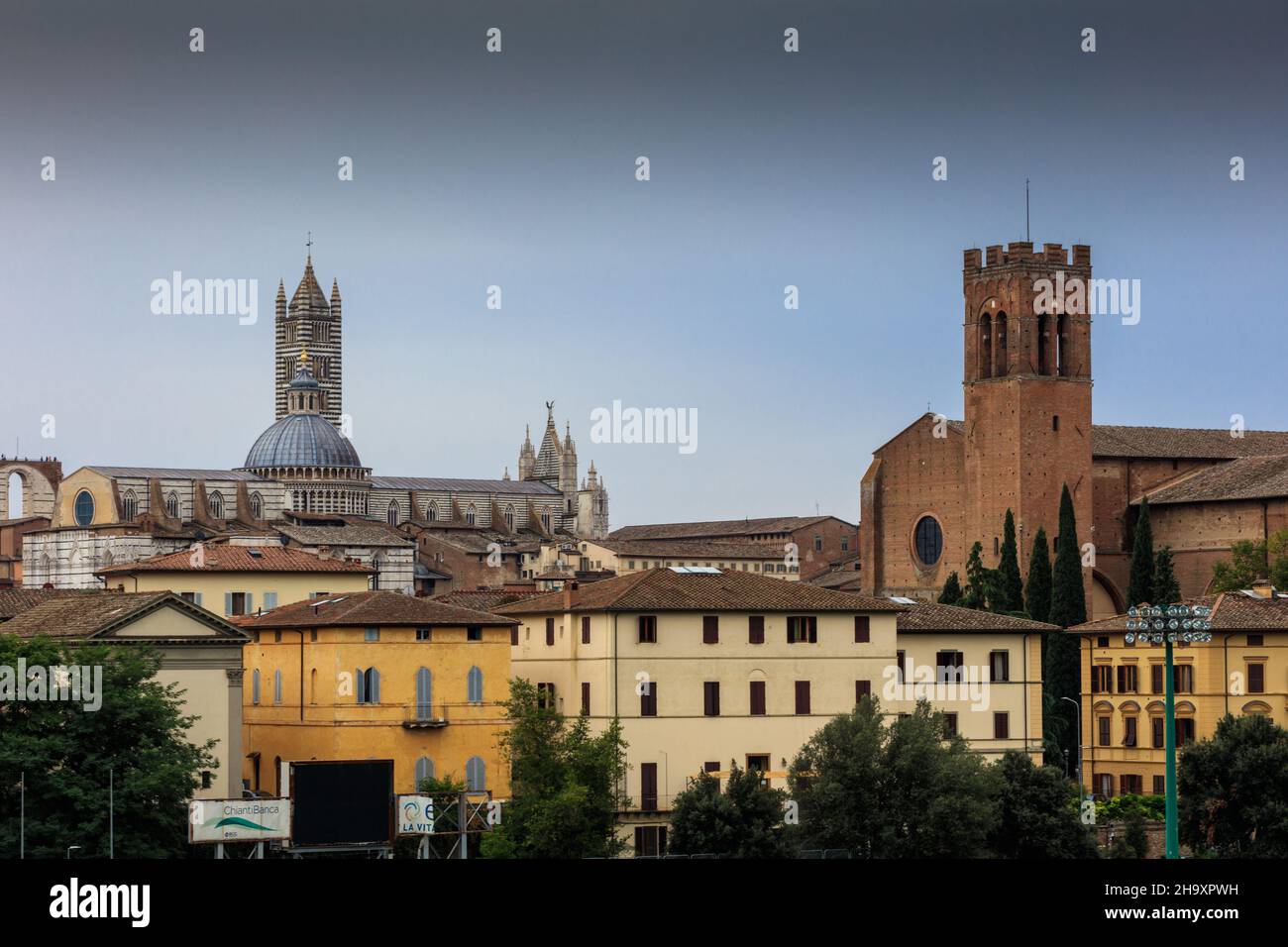 Die gotische und romanische Kathedrale von Siena, eine Stadt, die weltweit für das Pferderennen namens Palio bekannt ist. Toskana. Italien. Stockfoto