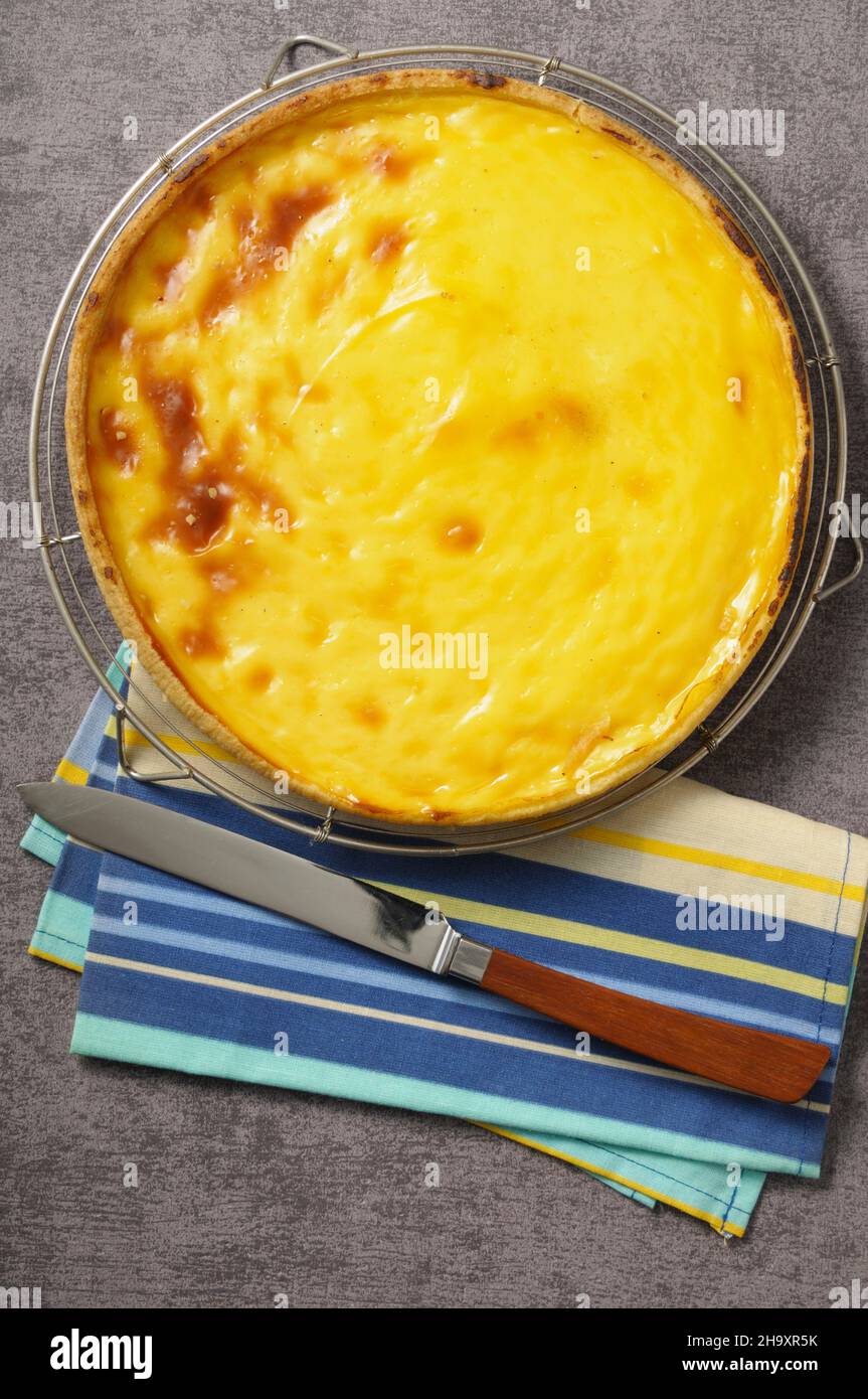 Pudding Tart auf einem Drahtgitter Stockfoto