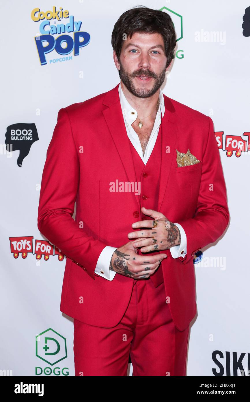 Hollywood, Usa. 08th Dez 2021. HOLLYWOOD, LOS ANGELES, KALIFORNIEN, USA – 08. DEZEMBER: Johnny Wujek kommt bei Katie Welch und Jordan Kukers jährlichem Winter Wonderland Toys for Tots Charity Event 8th an, präsentiert von SIKI.io, DOGG Coin, Candy Pop und Cookie Pop und Tito's Vodka, das am 8. Dezember 2021 in Yamashiro Hollywood, Los Angeles, Kalifornien, USA, stattfand. (Foto: Xavier Collin/Image Press Agency/Sipa USA) Quelle: SIPA USA/Alamy Live News Stockfoto