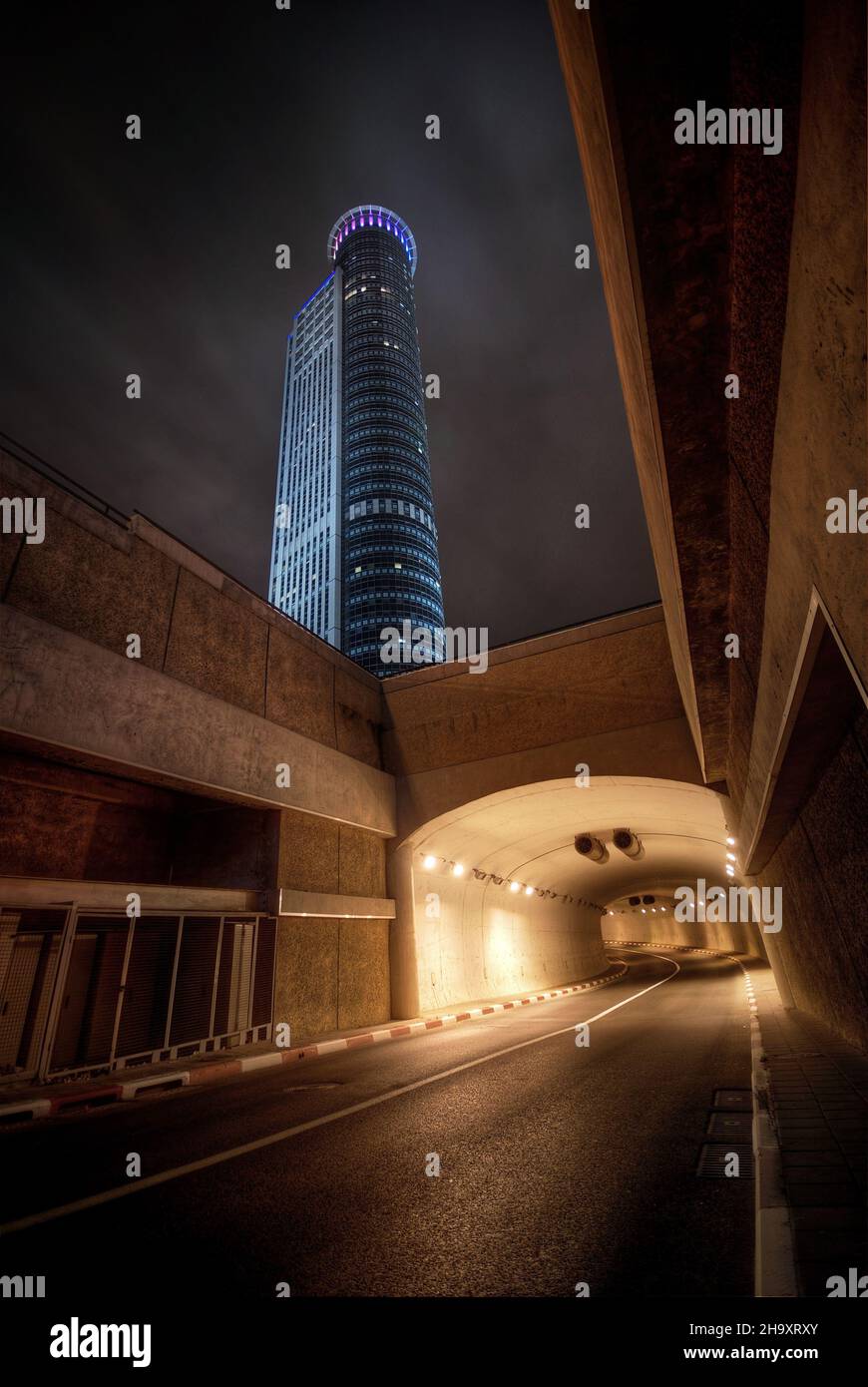 Blick auf einen Turm aus einem Tunnel Stockfoto