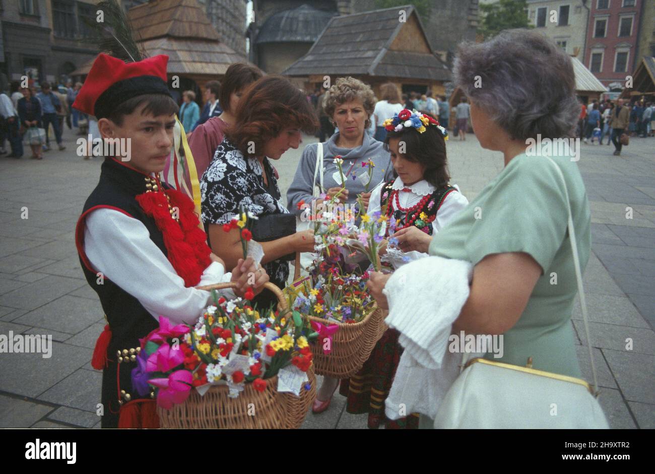 Kraków 09,1987. Targi Sztuki Ludowej - sprzeda¿ kwiatów z bibu³y na Rynku G³ównym. uu PAP/Jerzy Ochoñski Dok³adny dzieñ wydarzenia nieustalony. Krakau, September 1987. Papierblumen-Verkäufer auf einer Volkskunstmesse auf dem Hauptmarkt. uu PAP/Jerzy Ochonski Veranstaltungstag unbekannt Stockfoto