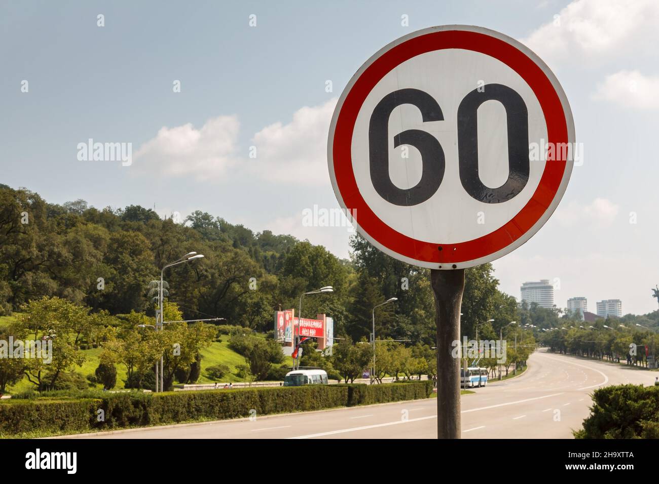 Pyongyang, Nordkorea - Juli 27, 2014: Schild auf der Straße in Pjöngjang. Sungri Straße. Stockfoto