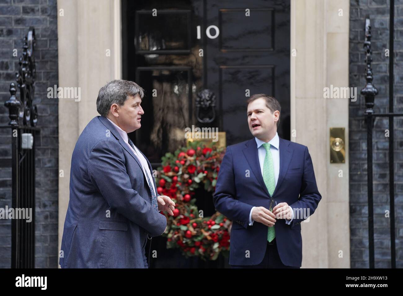 Der Minister für Kriminalität und Polizei Kit Malthouse (links) und Robert Jenrick in der Downing Street, London, nachdem Aufnahmen von Mitarbeitern der Nummer 10 bei einer Scheinnachmeldung entstanden waren, die anscheinend die Mitarbeiter der Downing Street beim Scherzen über eine Weihnachtsfeier während der letztjährigen Sperre zeigten. Bilddatum: Donnerstag, 9. Dezember 2021. Stockfoto