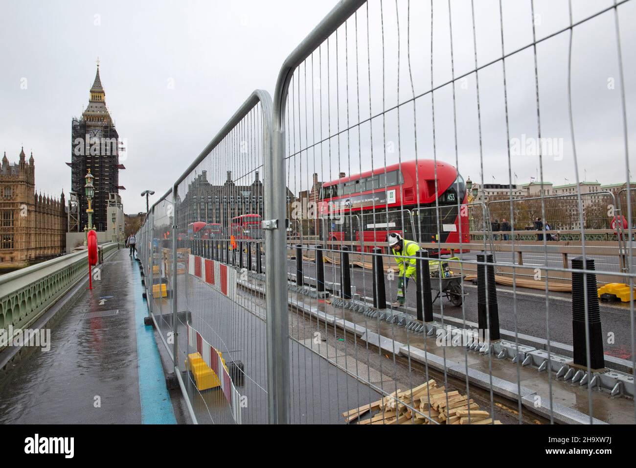 Bauarbeiter bauen Fahrradwege an der Westminster Bridge, London, Großbritannien Stockfoto
