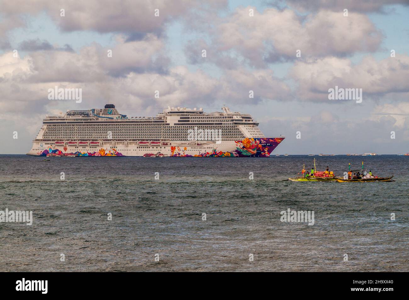 CATICLAN, PHILIPPINEN - 1. FEBRUAR 2018: World Dream-Schiff in Caticlan, Philippinen Stockfoto