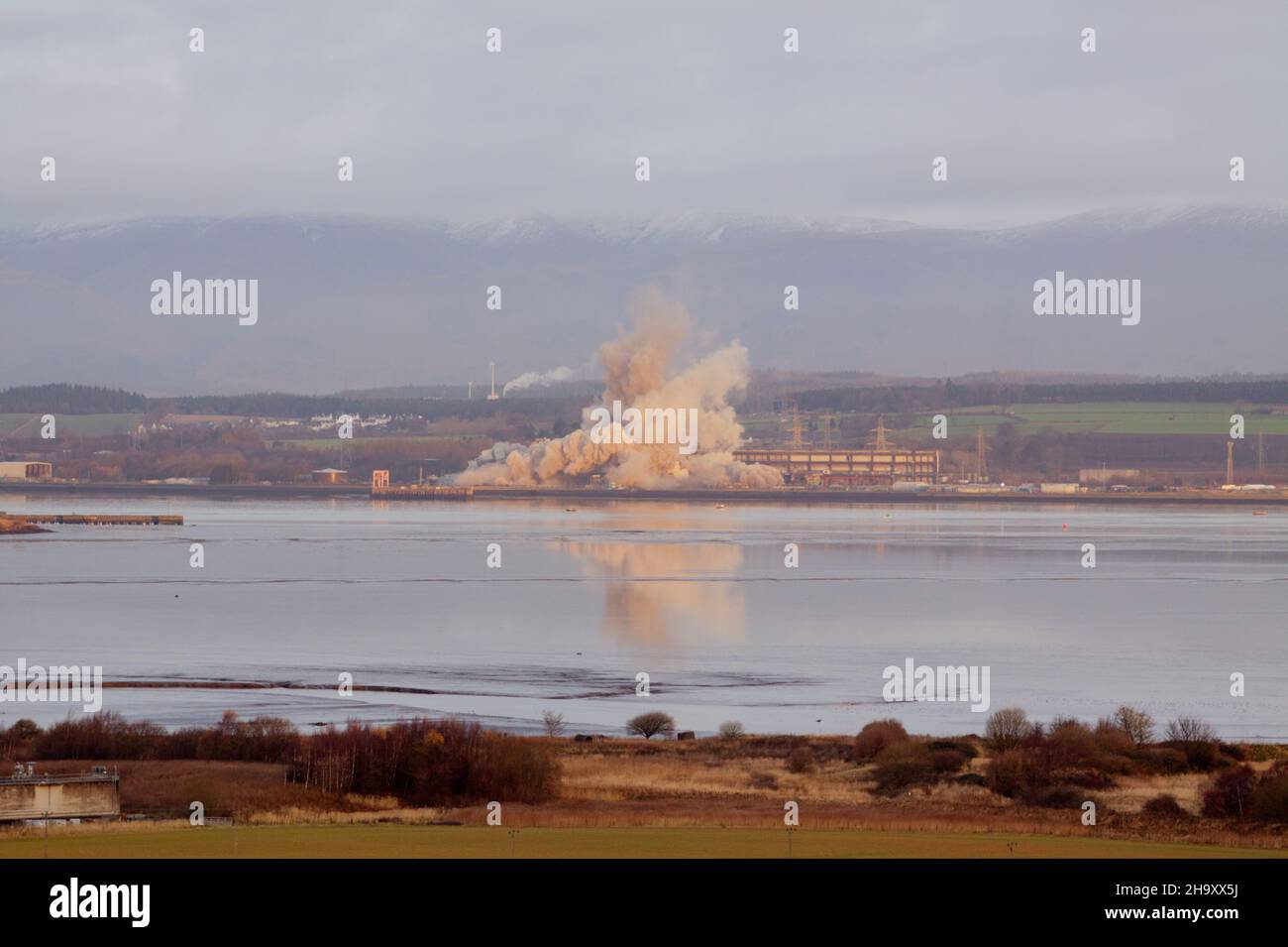 Abriss des Schornsteins des Kraftwerks Longannet. Scotlands letztes Kohlekraftwerk wurde 2016 geschlossen. Der 600' Schornstein wurde 9am 09/12/21 abgerissen. Stockfoto