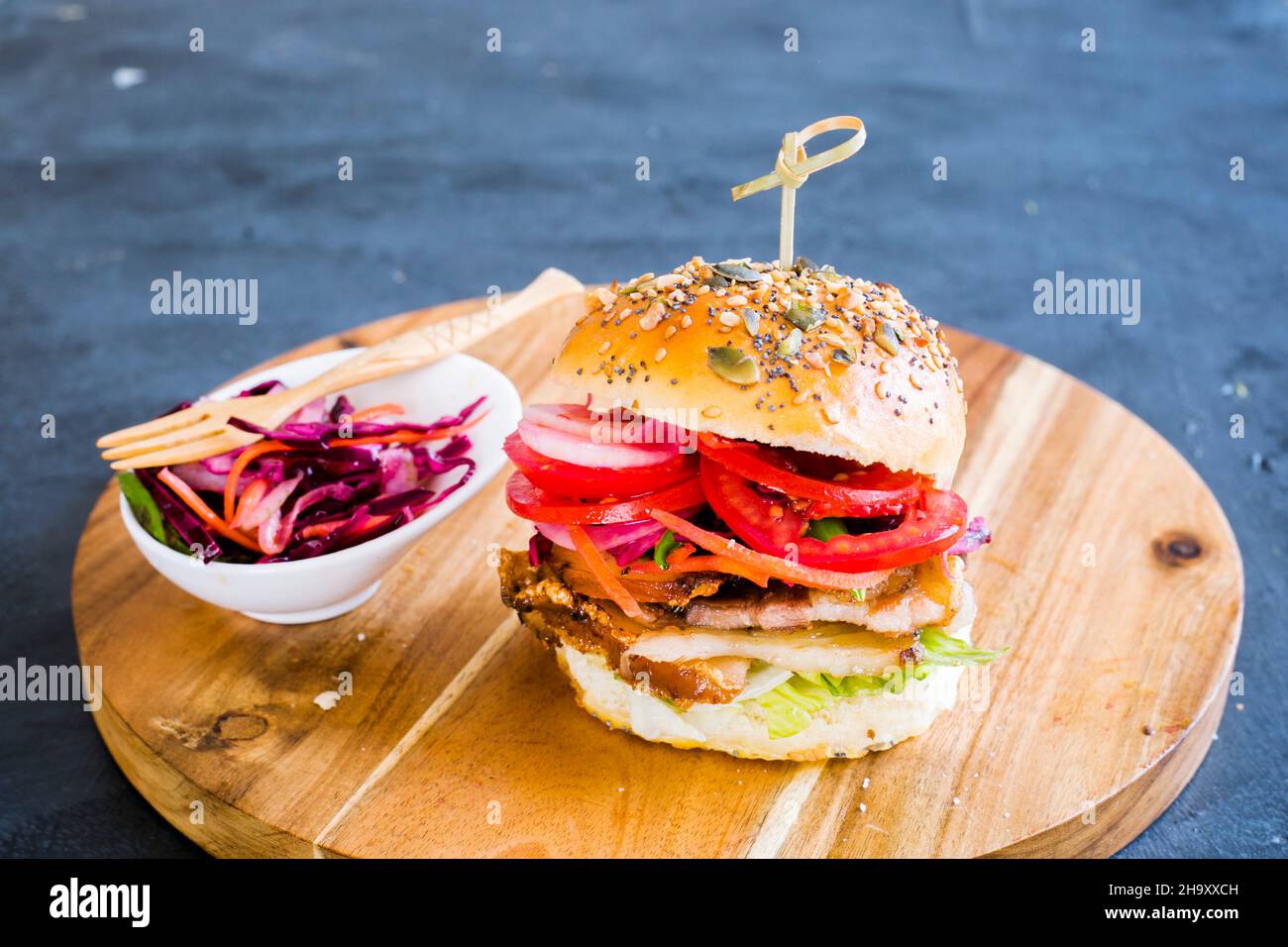 Ein Schnitzel-Sandwich mit eingelegtem Gemüse Stockfoto