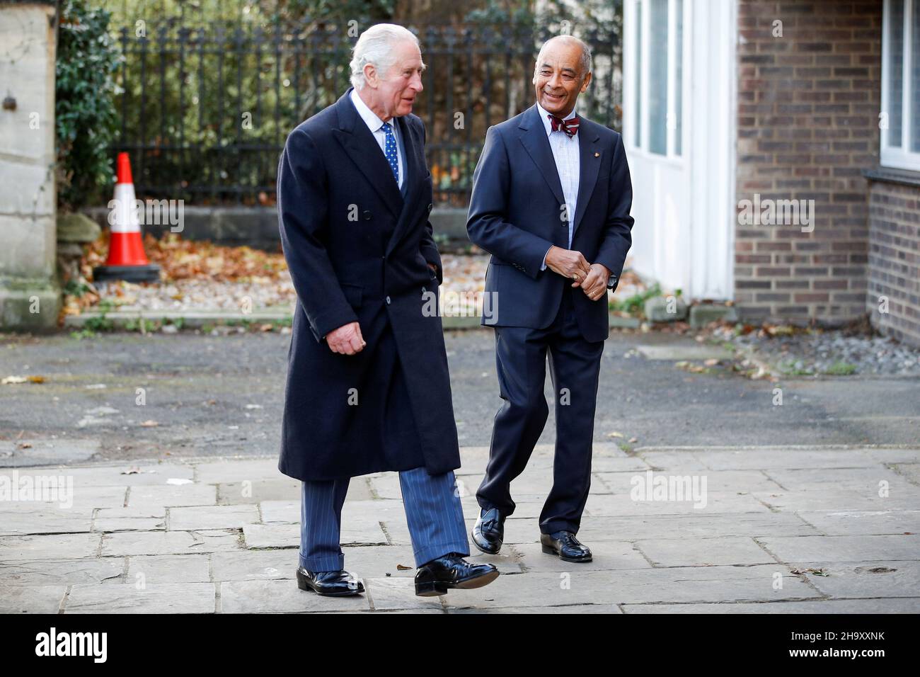 Der Prinz von Wales (links) mit Lord-Lieutenant of Greater London Ken Olisa kommt zur Holy Trinity Brompton (HTB) in South Kensington, London, um an einem Adventsdienst teilzunehmen. Bilddatum: Donnerstag, 9. Dezember 2021. Stockfoto