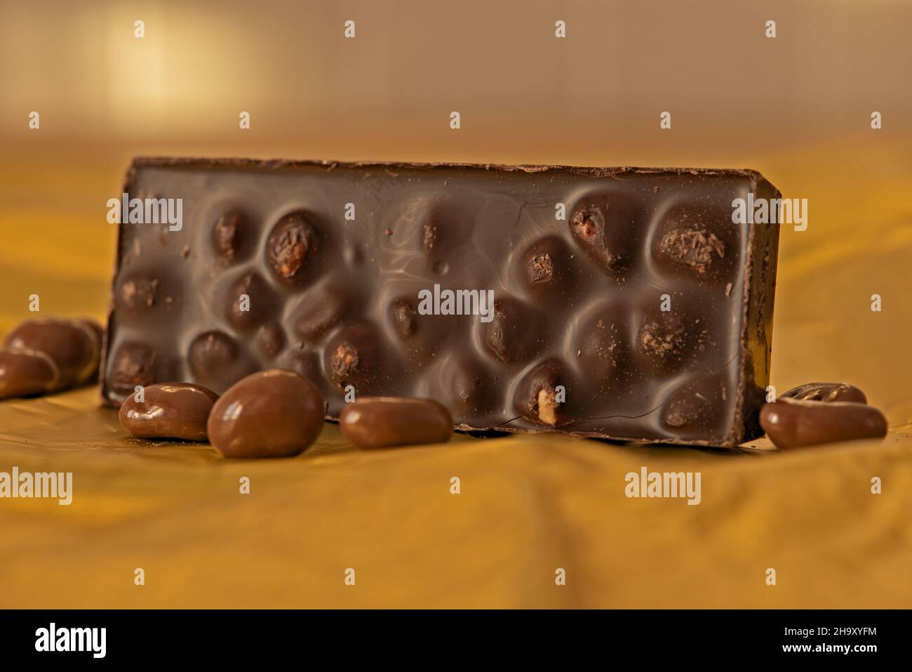 Tavoletta di cioccolato alle nocciole su fondo dorato altra vista Stockfoto