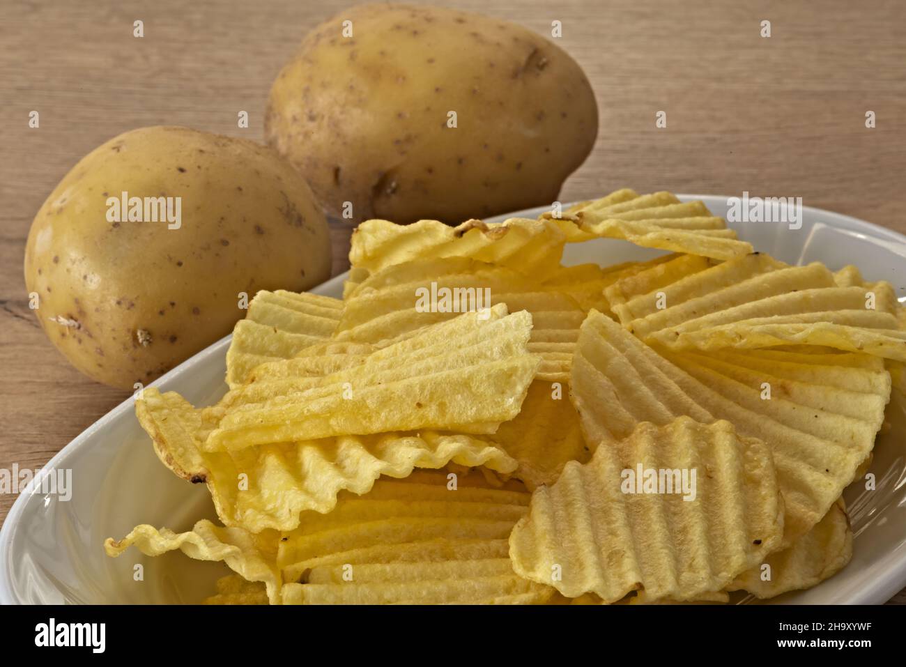 Patate - patate fritte nel piatto primo Piano vista da sopra con patate fresche altra vista Stockfoto