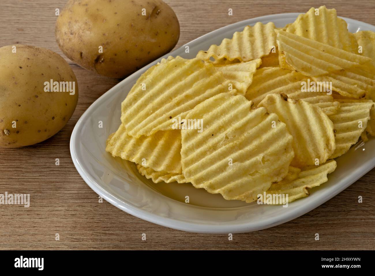 Patate - patate fritte nel piatto primo Piano vista da sopra con patate fresche Stockfoto