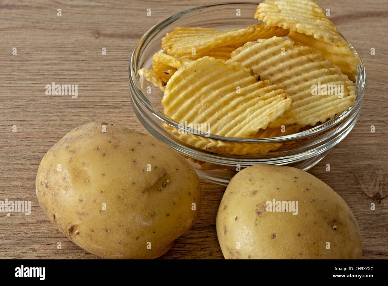 Patate - patate fritte nella ciotola di vetro primo Piano vista da sopra con patate fresche Stockfoto