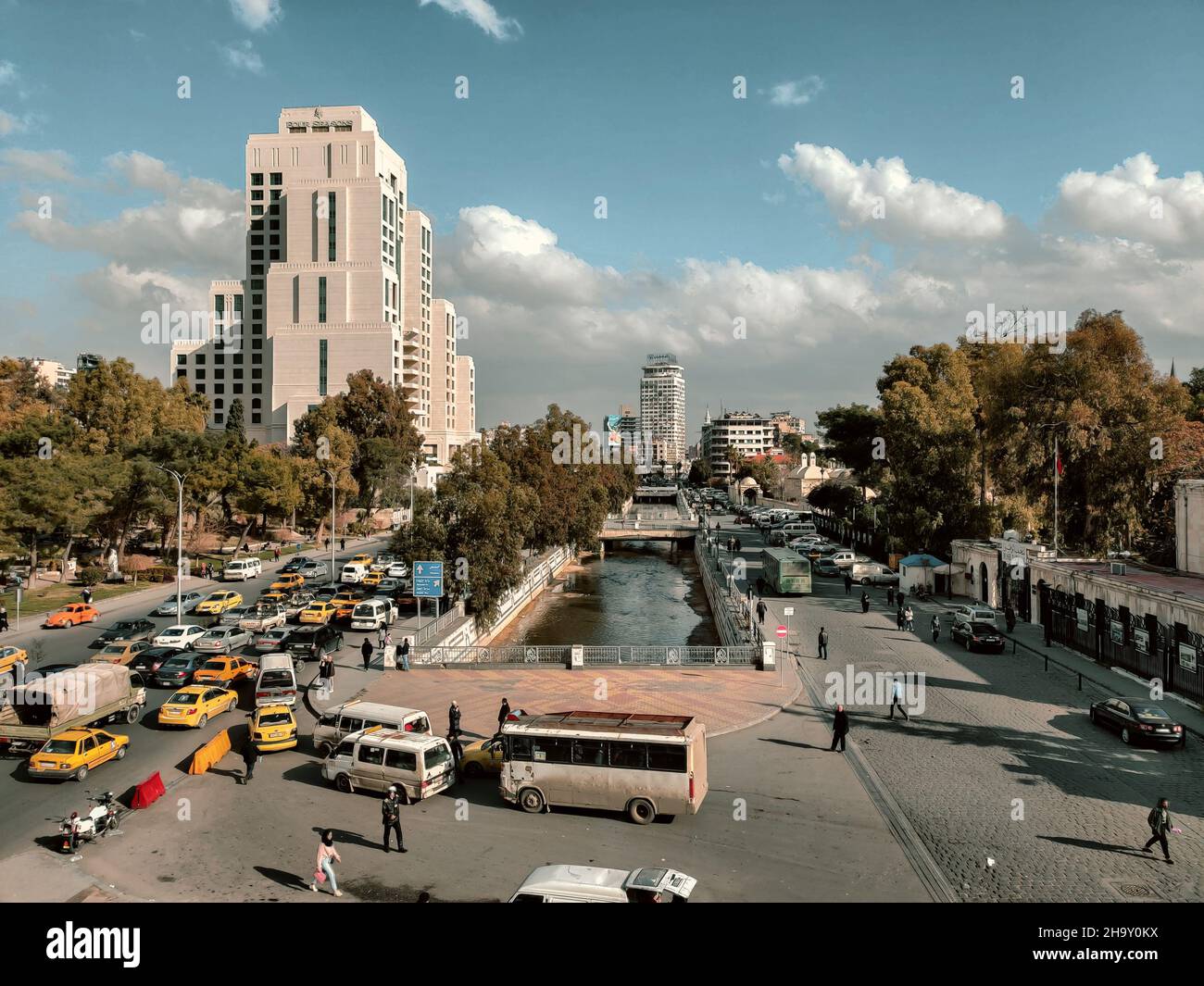 DAMASKUS, SYRIEN - 13. Jan 2020: Shukri al-Quwatli Straße im Zentrum von Damaskus neben dem Barada Fluss, syrisches Tourismusministerium. Stockfoto